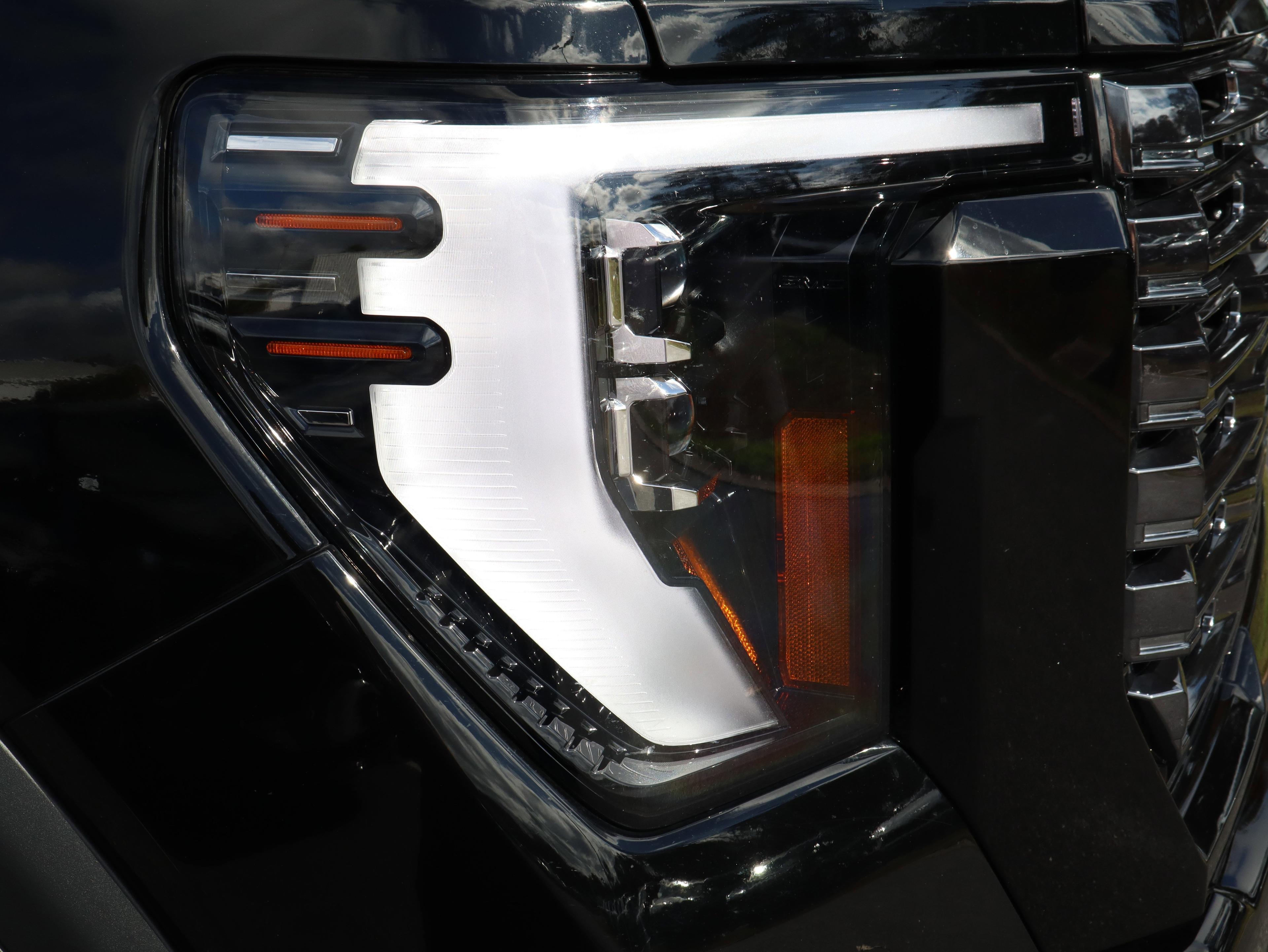 GMC Sierra 2500 Hd Denali Ultimate Four Wheel Drive Crew Cab - Thumbnail 9