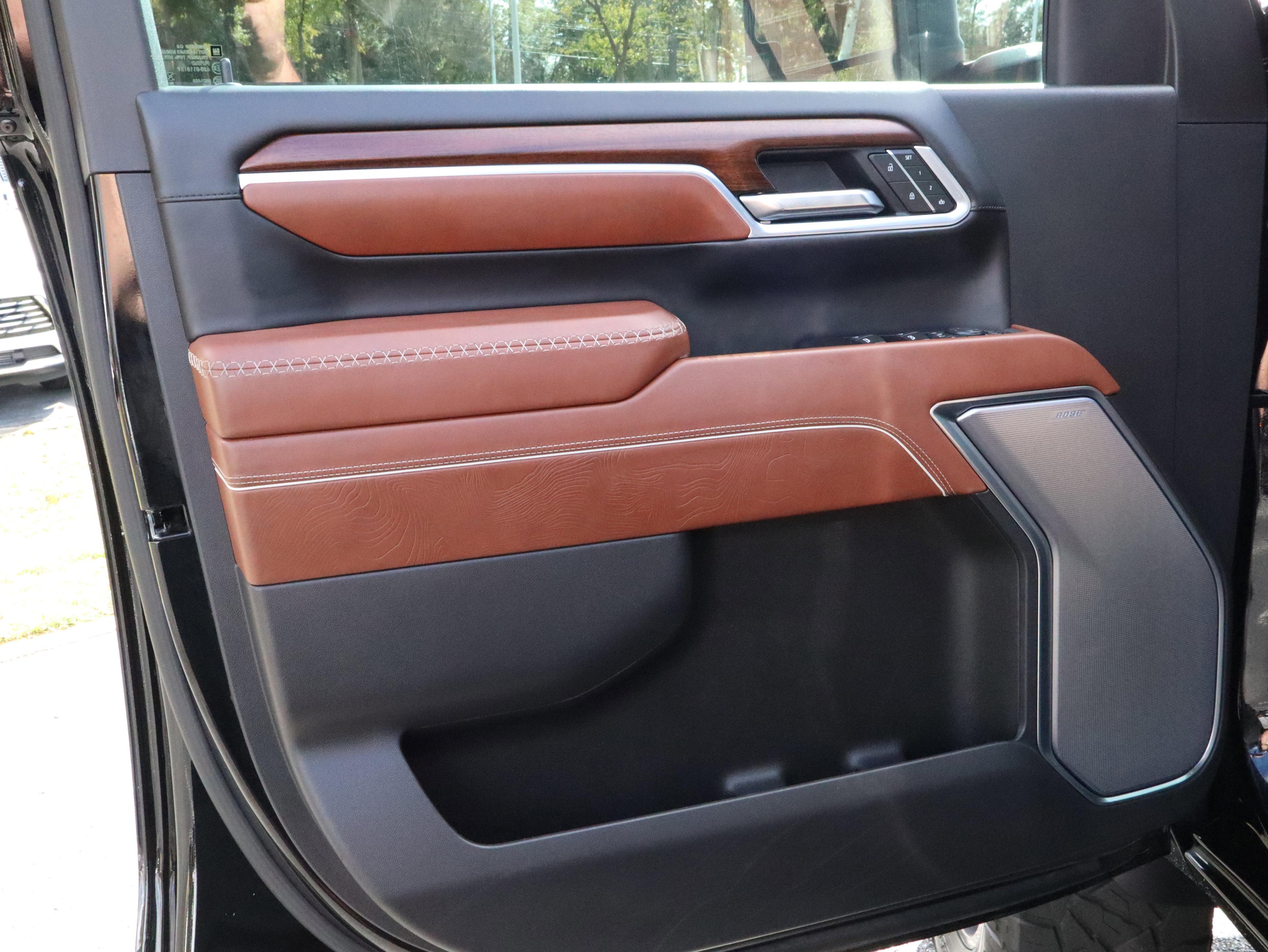 GMC Sierra 2500 Hd Denali Ultimate Four Wheel Drive Crew Cab - Thumbnail 12