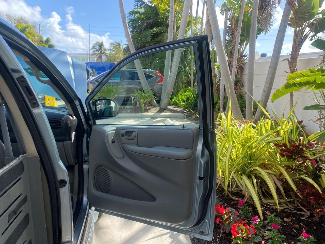 Chrysler T&C BRAUN ENTERVAN - Thumbnail 12