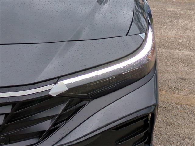 Hyundai Elantra Limited Fwd 4D Sedan - Thumbnail 10