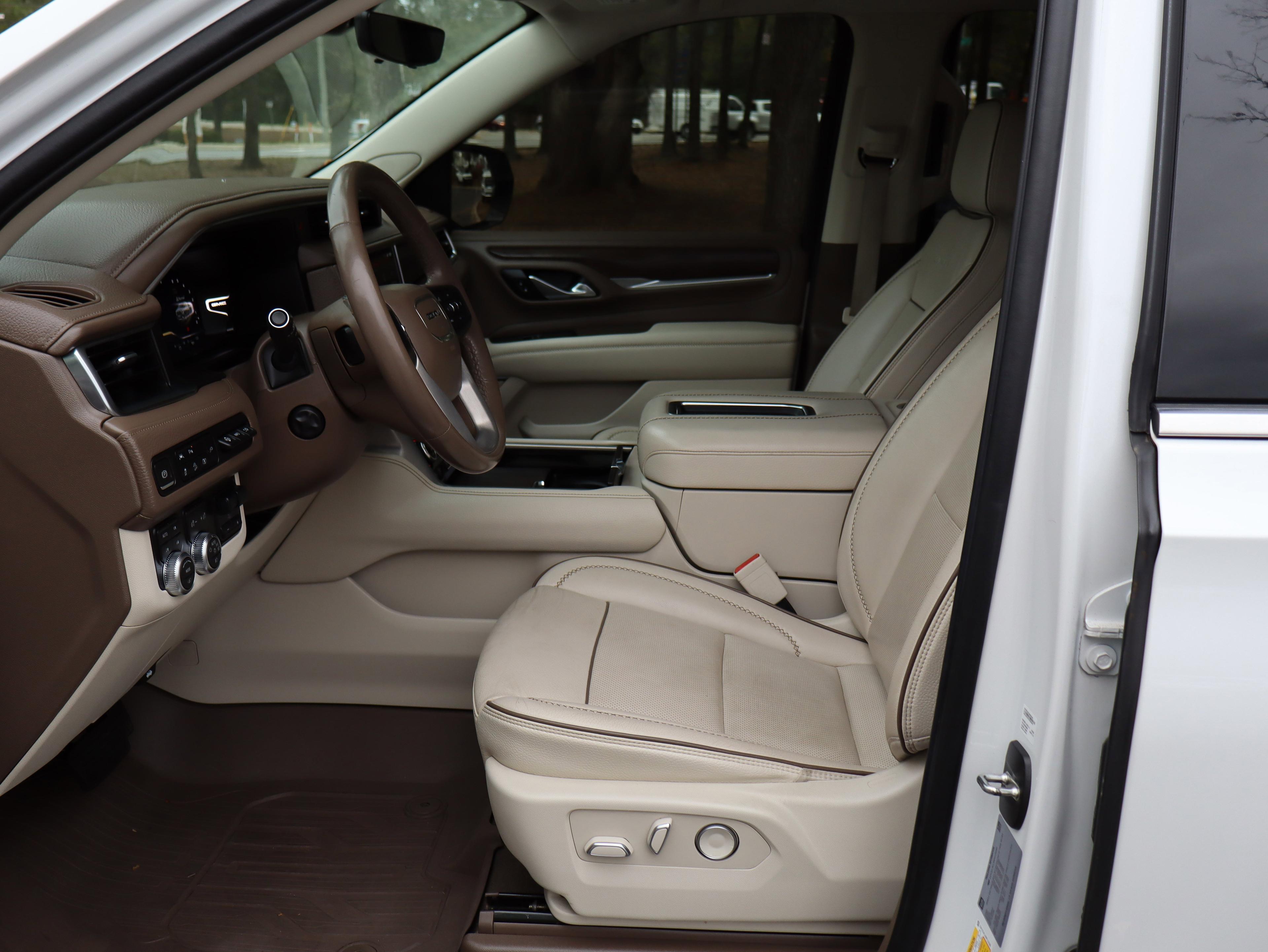 GMC Yukon Xl Denali Four Wheel Drive Suv - Thumbnail 18