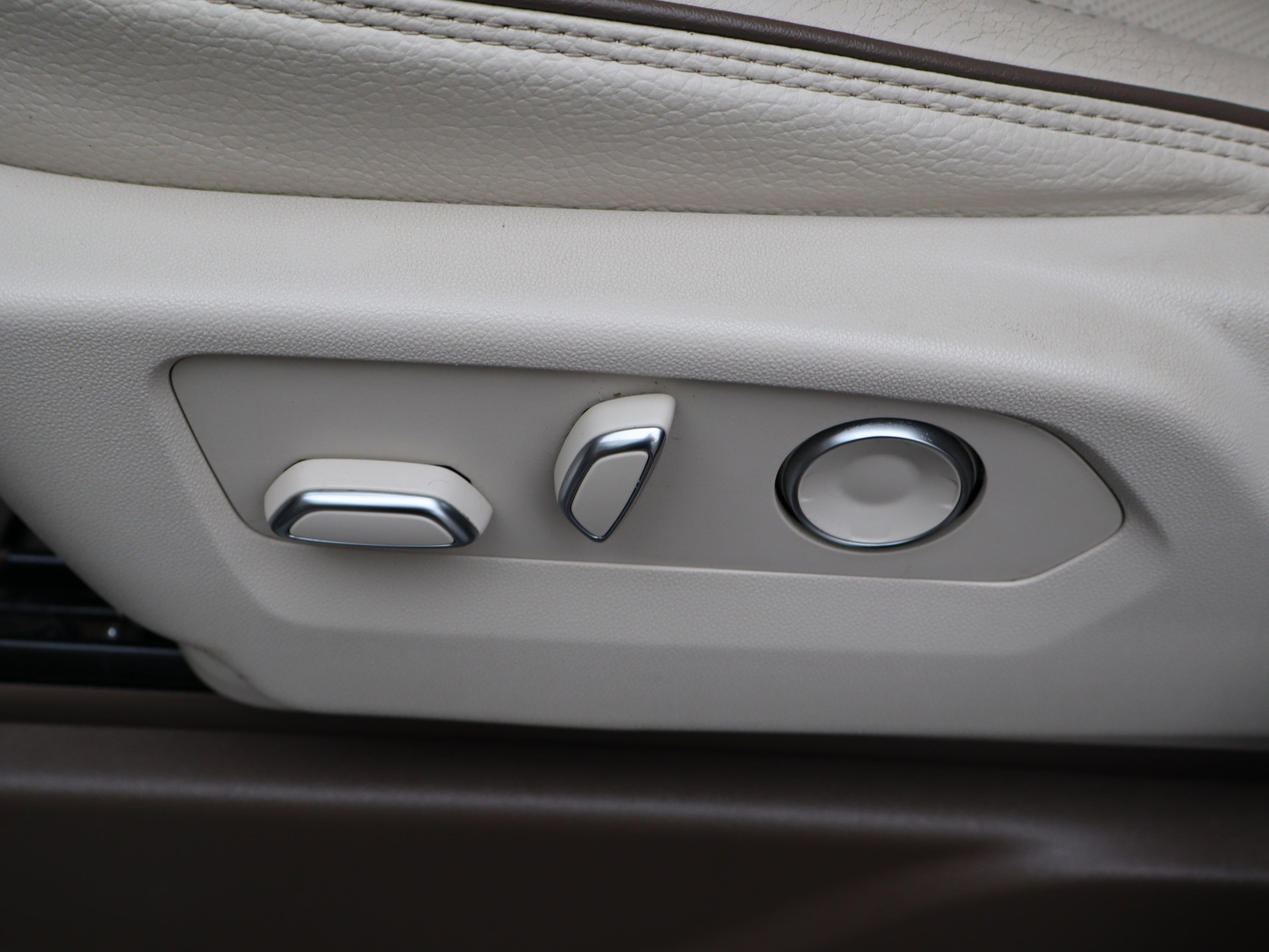 GMC Yukon Xl Denali Four Wheel Drive Suv - Thumbnail 19