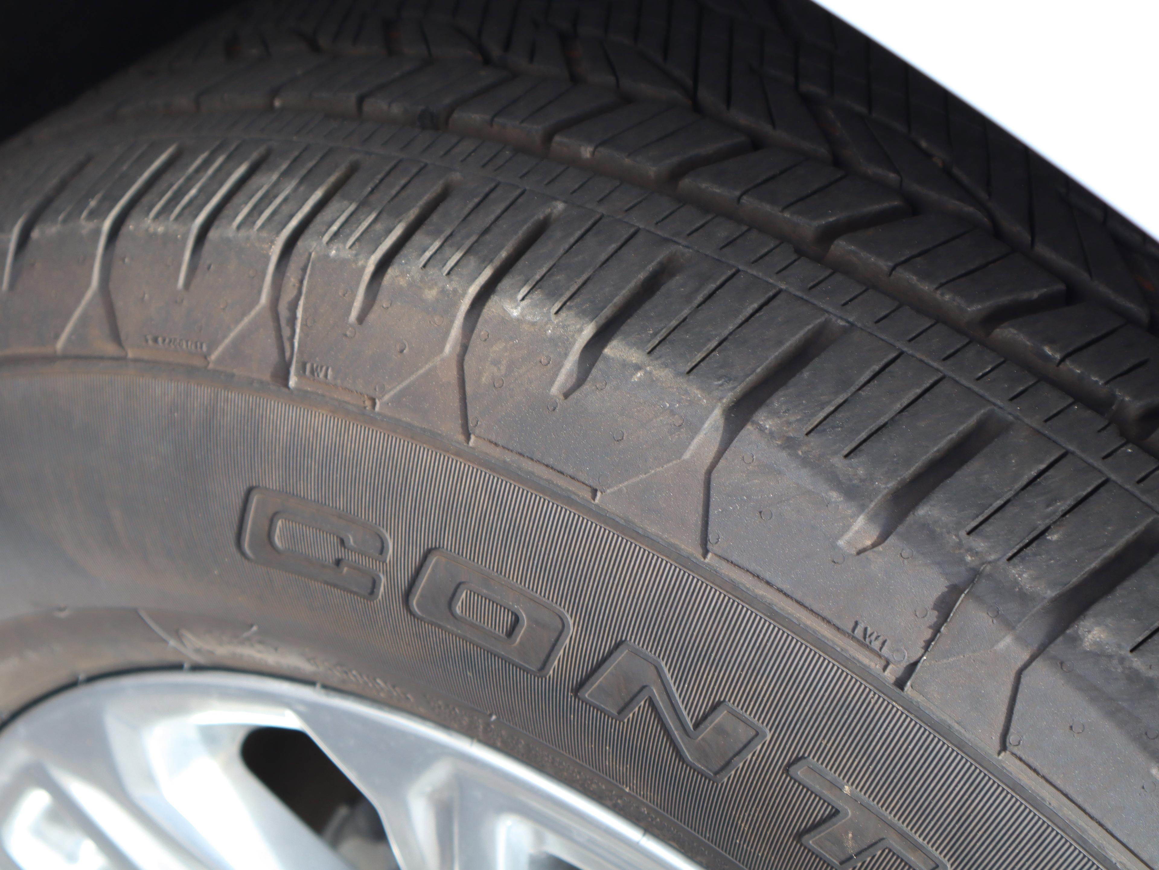 GMC Yukon Xl Slt Four Wheel Drive Suv - Thumbnail 12