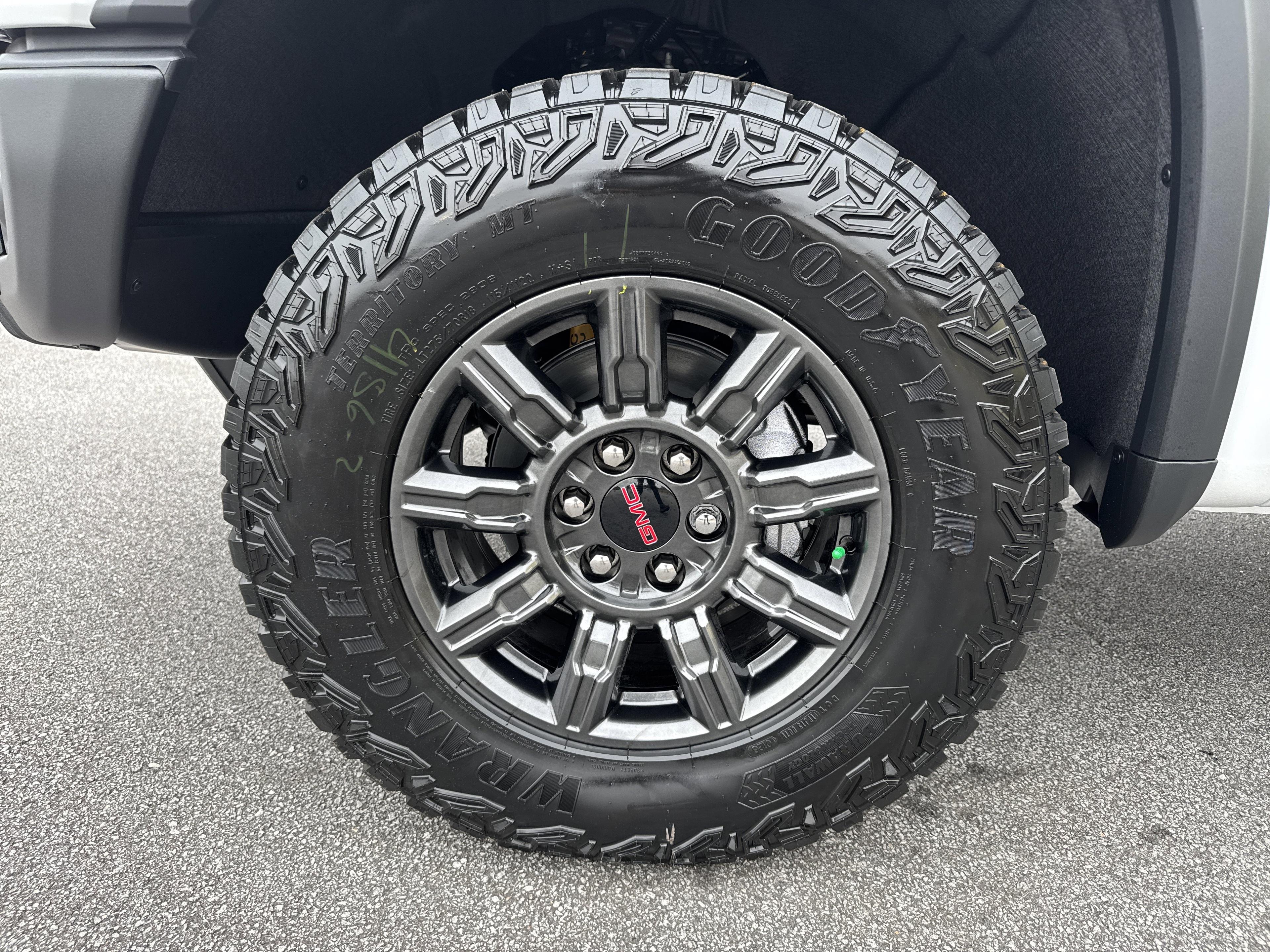 GMC Sierra 1500 At4X Four Wheel Drive Crew Cab - Thumbnail 12