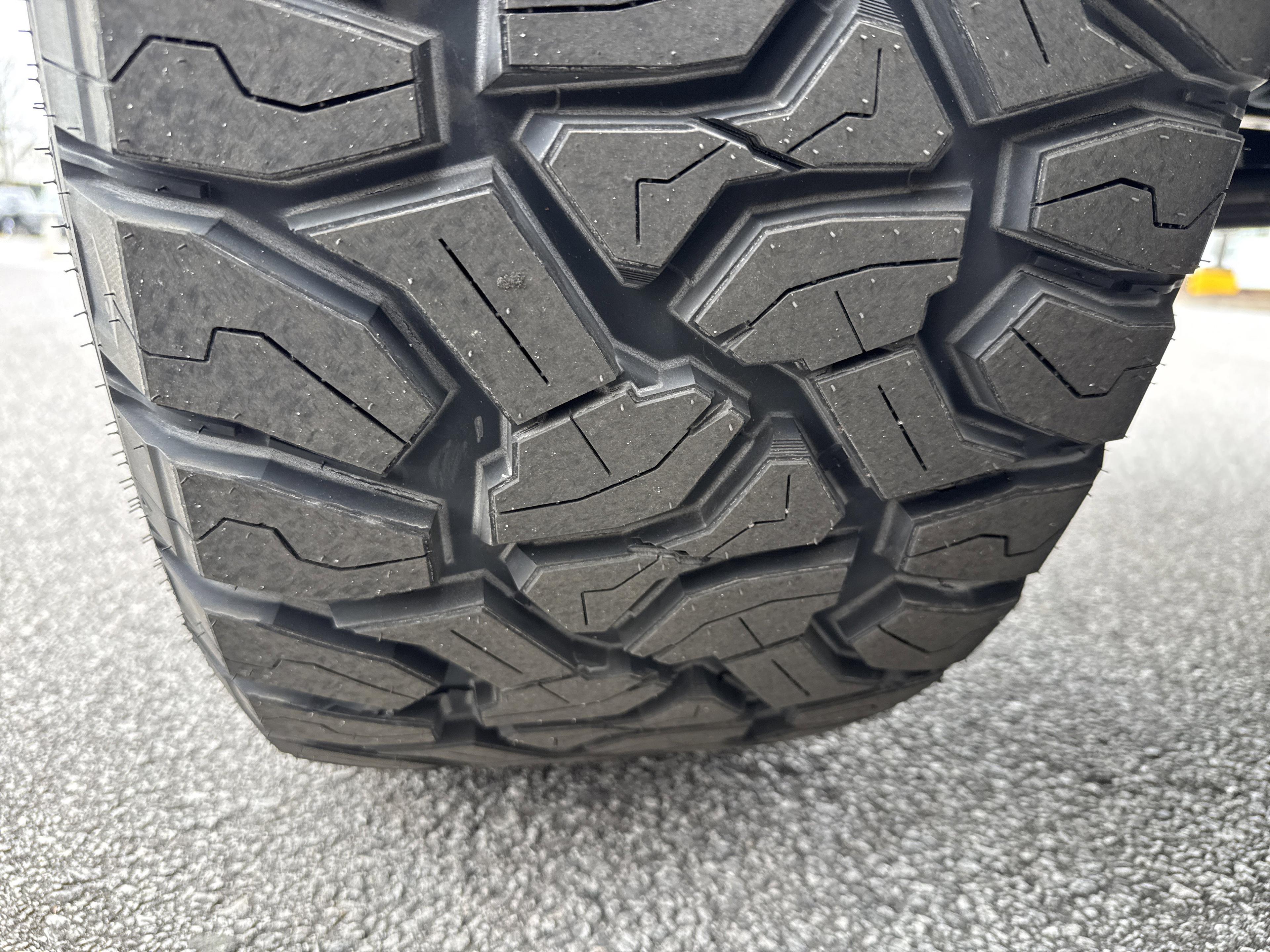 GMC Sierra 1500 At4 Four Wheel Drive Crew Cab - Thumbnail 11