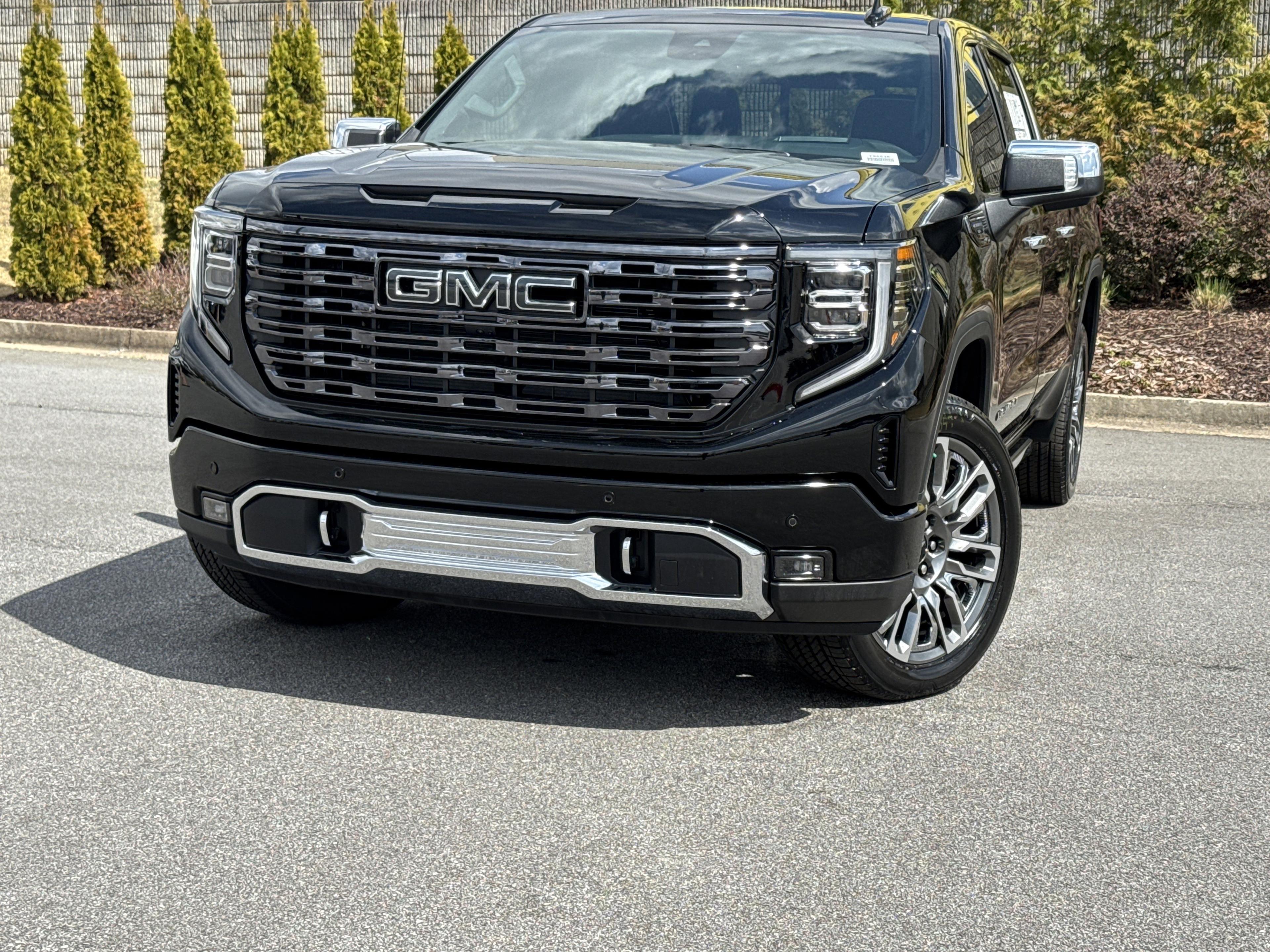 GMC Sierra 1500 Denali Ultimate Four Wheel Drive Crew Cab - Thumbnail 4