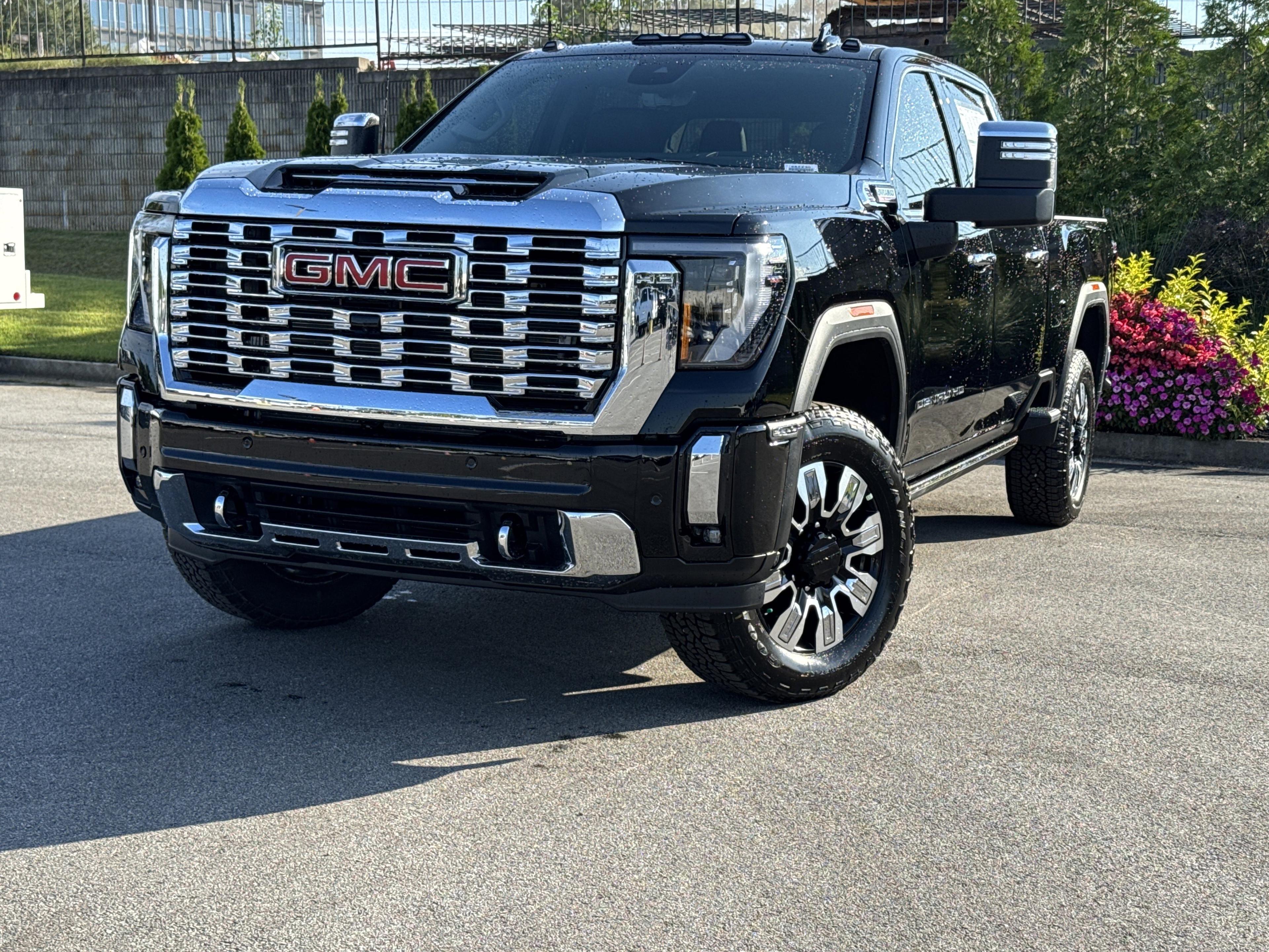 GMC Sierra 2500 Hd Denali Four Wheel Drive Crew Cab - Thumbnail 4