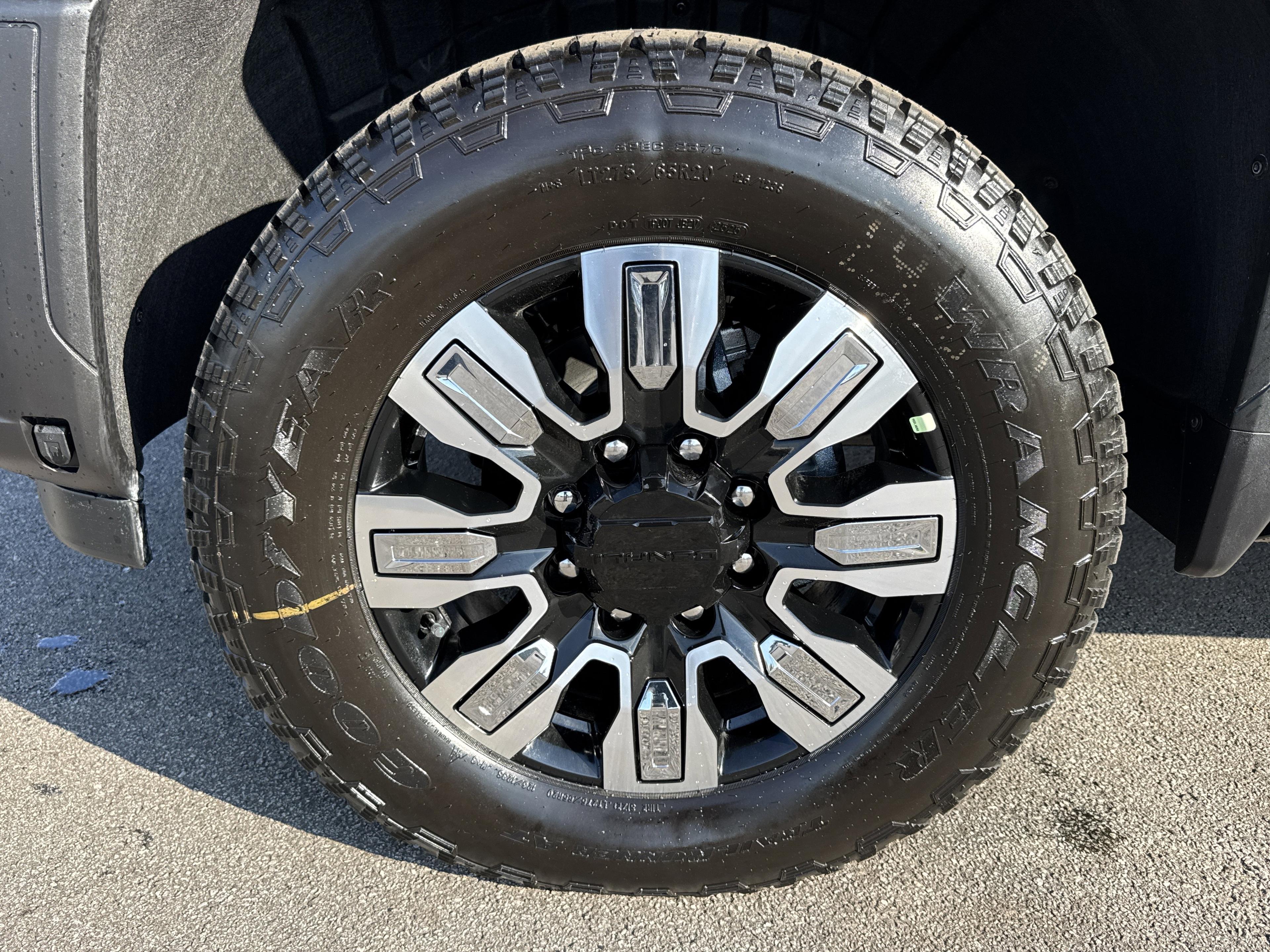 GMC Sierra 2500 Hd Denali Four Wheel Drive Crew Cab - Thumbnail 12