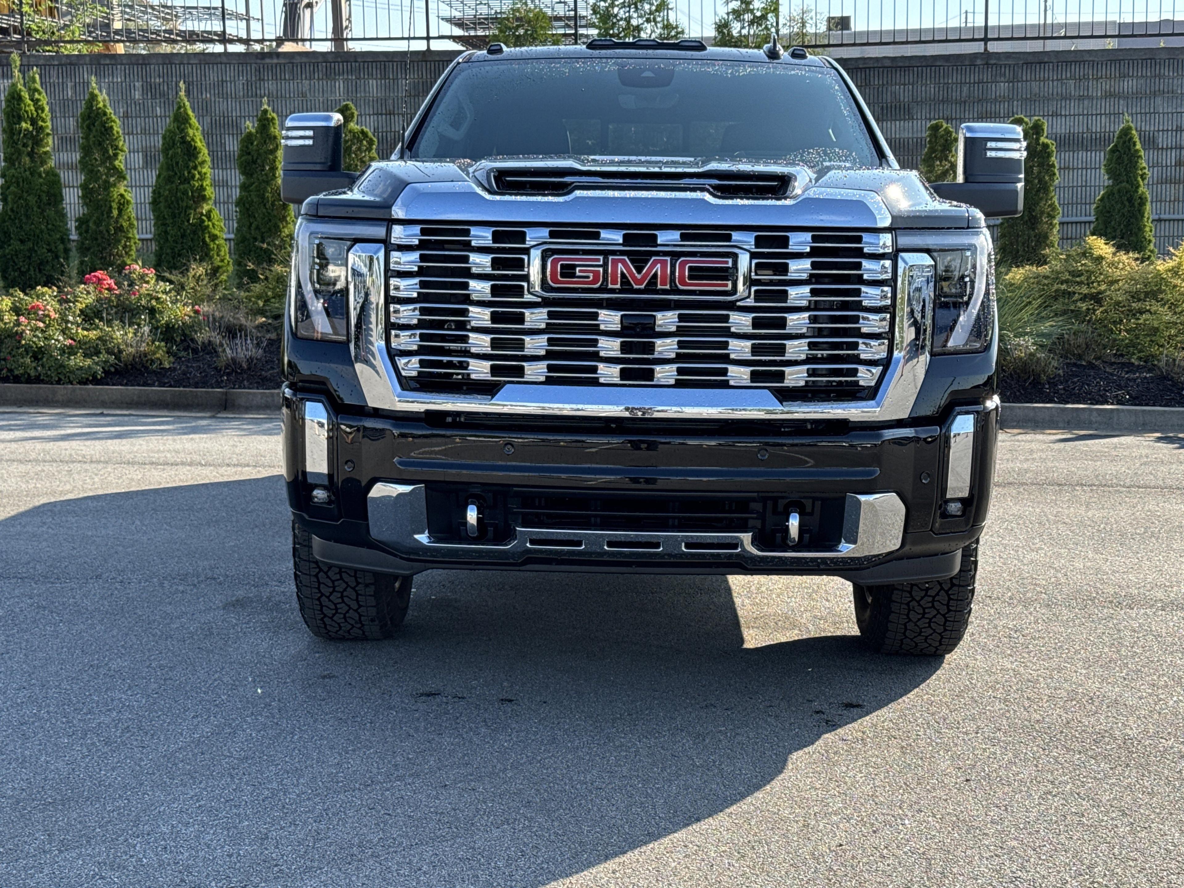 GMC Sierra 2500 Hd Denali Four Wheel Drive Crew Cab - Thumbnail 2