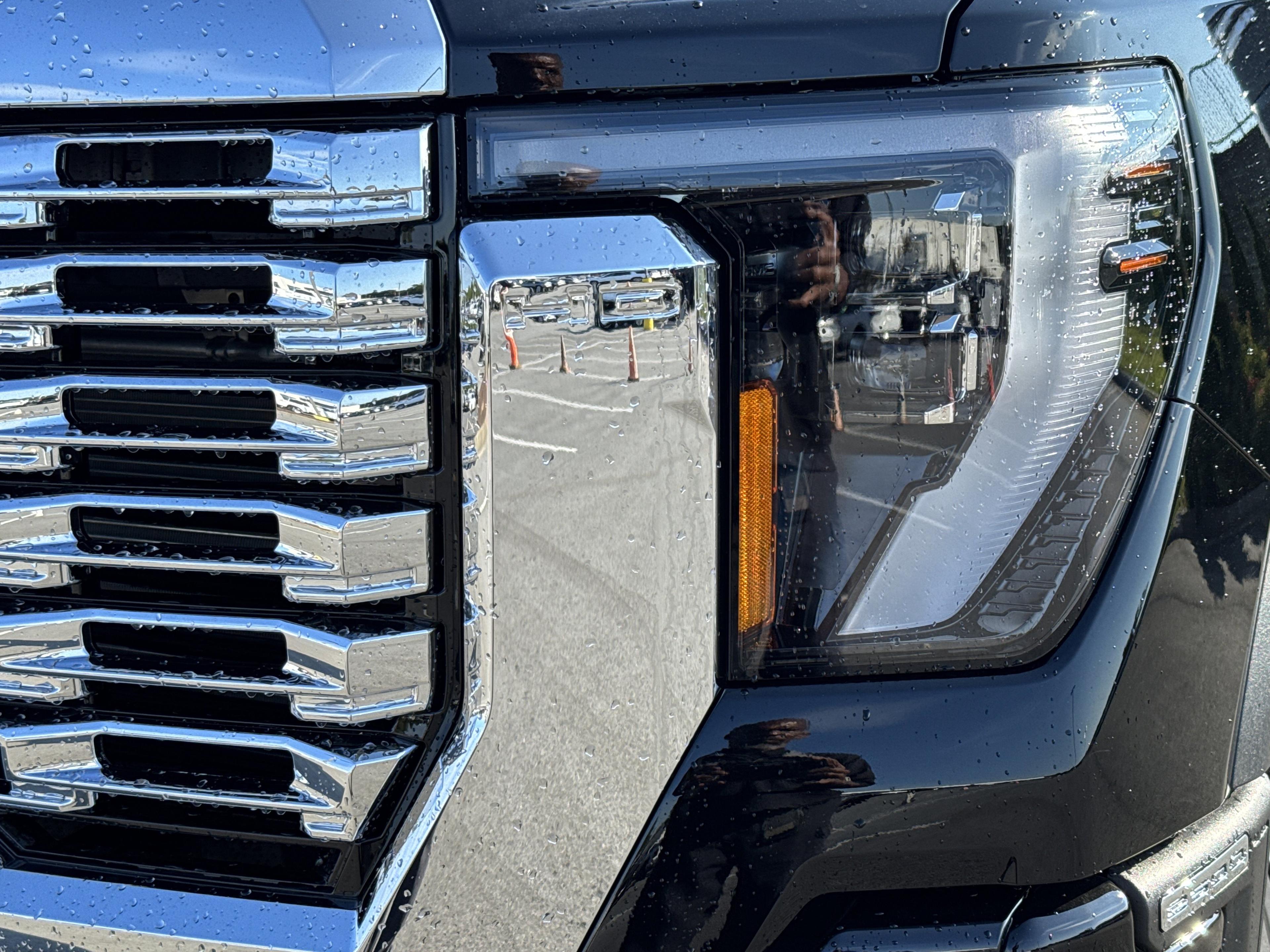 GMC Sierra 2500 Hd Denali Four Wheel Drive Crew Cab - Thumbnail 5