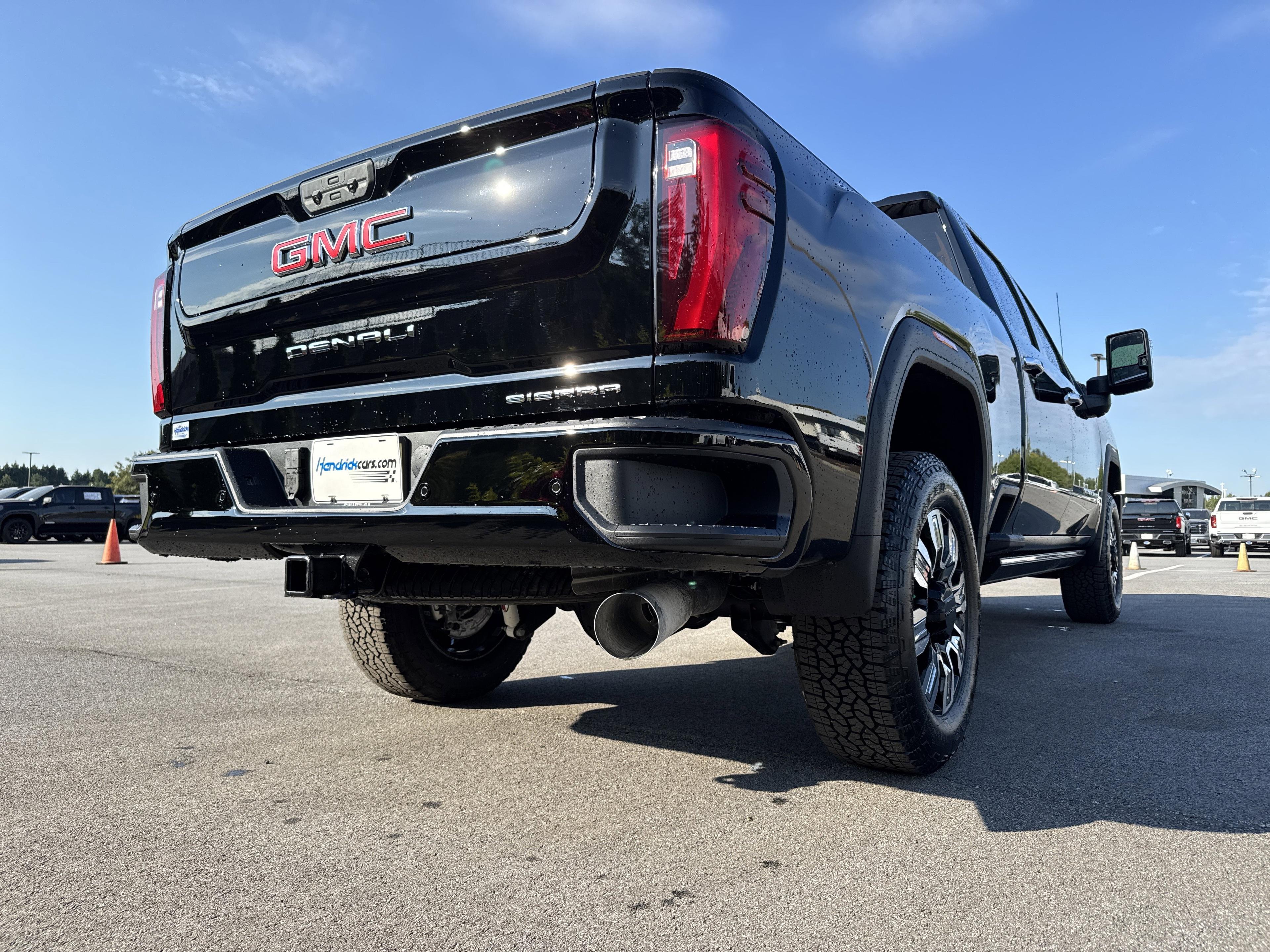 GMC Sierra 2500 Hd Denali Four Wheel Drive Crew Cab - Thumbnail 9