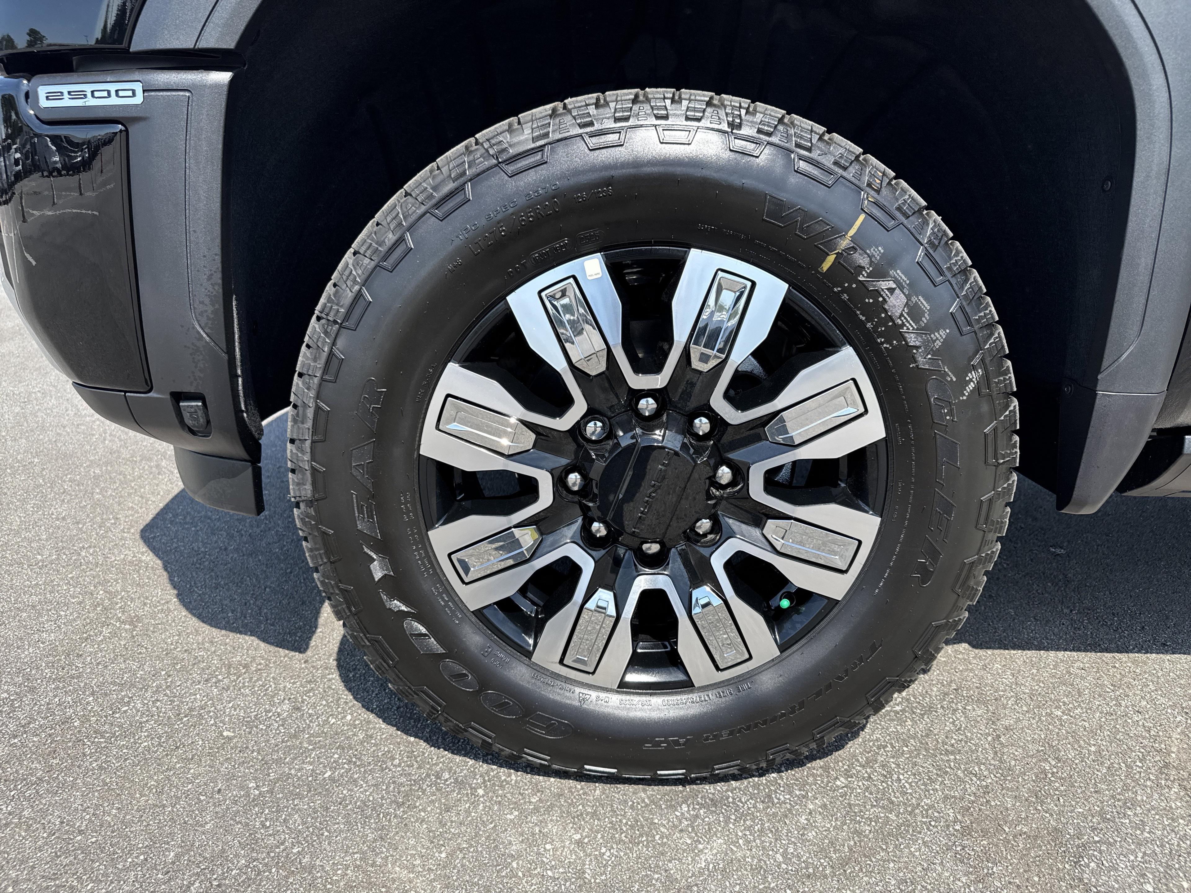 GMC Sierra 2500 Hd Denali Four Wheel Drive Crew Cab - Thumbnail 12