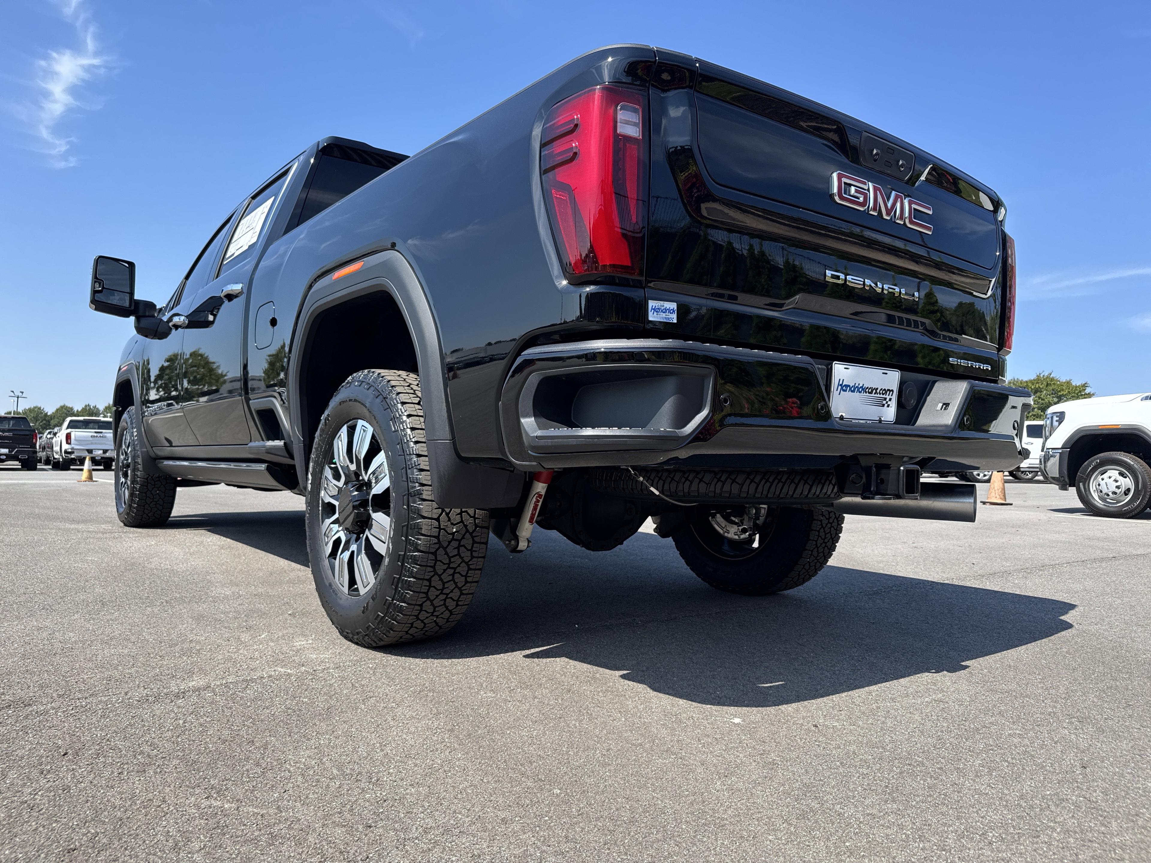 GMC Sierra 2500 Hd Denali Four Wheel Drive Crew Cab - Thumbnail 7