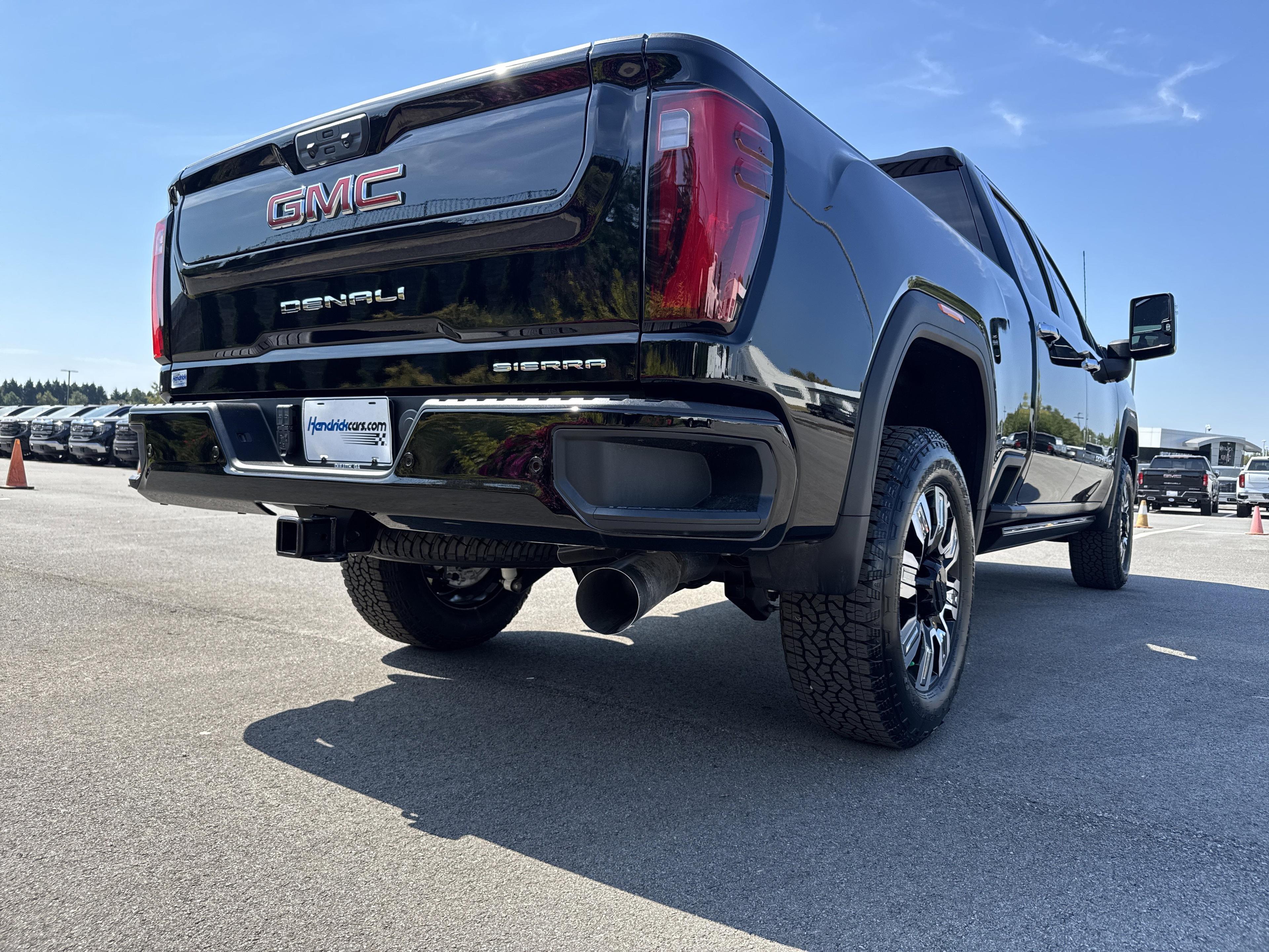 GMC Sierra 2500 Hd Denali Four Wheel Drive Crew Cab - Thumbnail 9