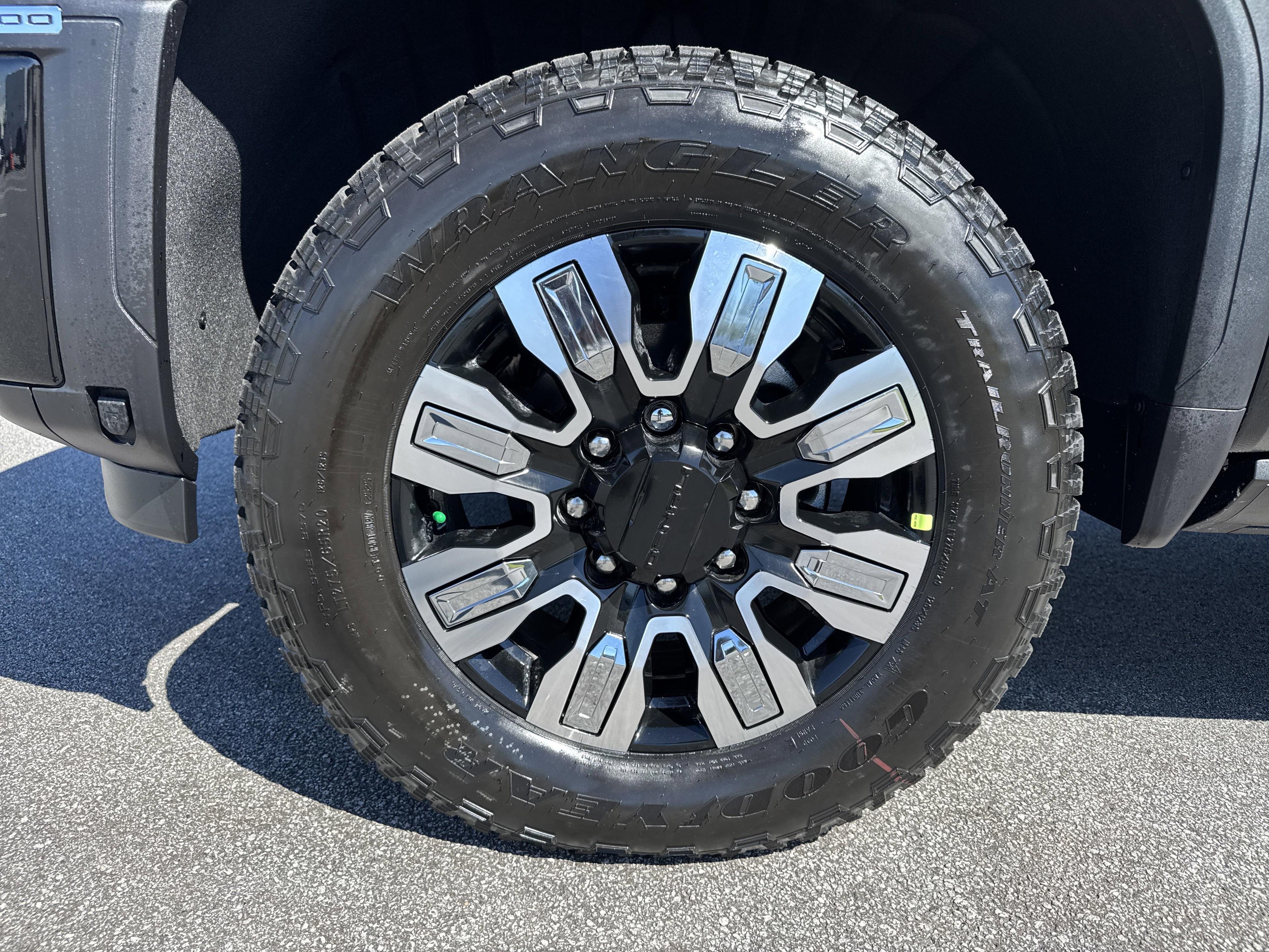 GMC Sierra 2500 Hd Denali Four Wheel Drive Crew Cab - Thumbnail 12