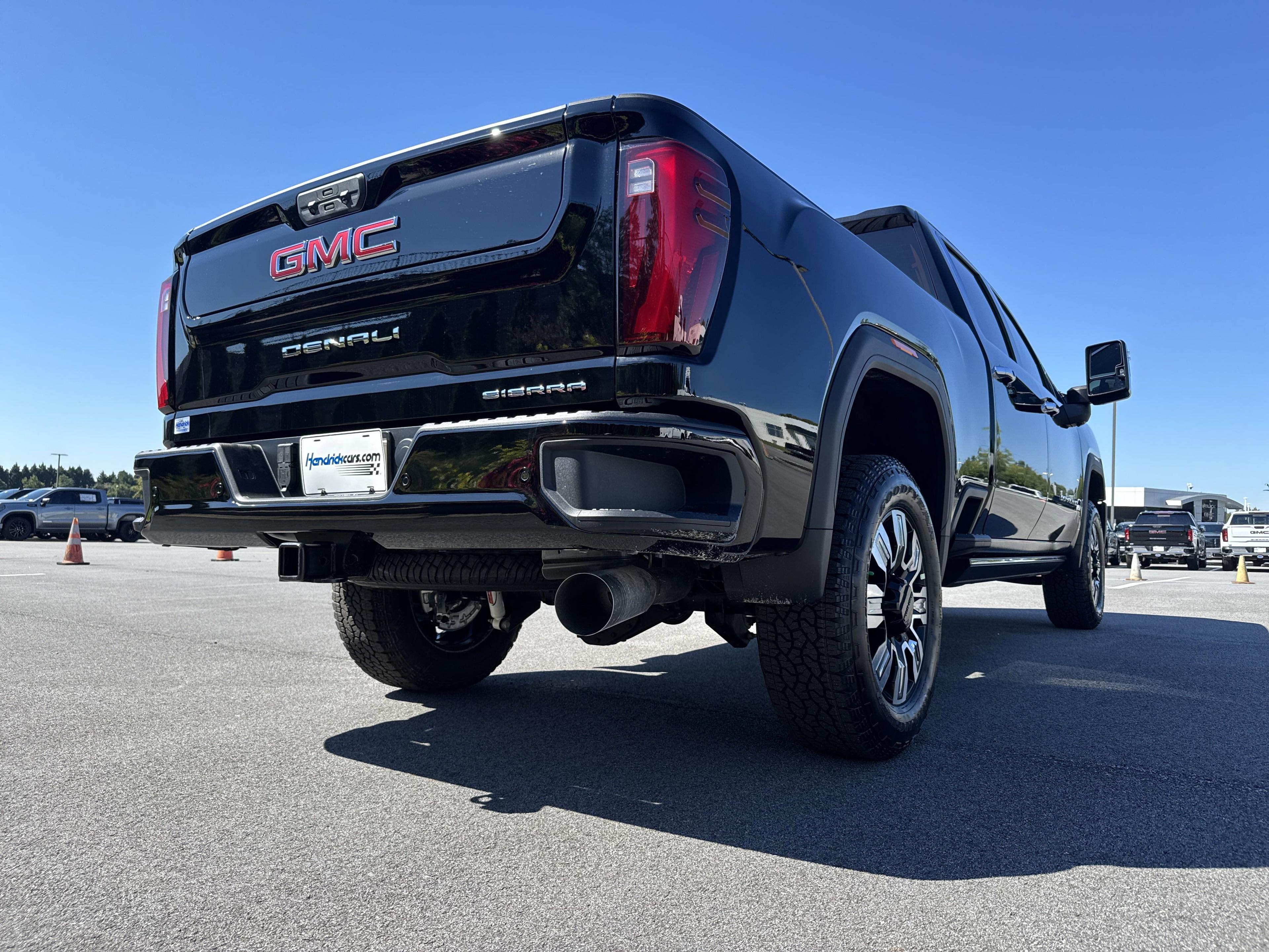 GMC Sierra 2500 Hd Denali Four Wheel Drive Crew Cab - Thumbnail 9