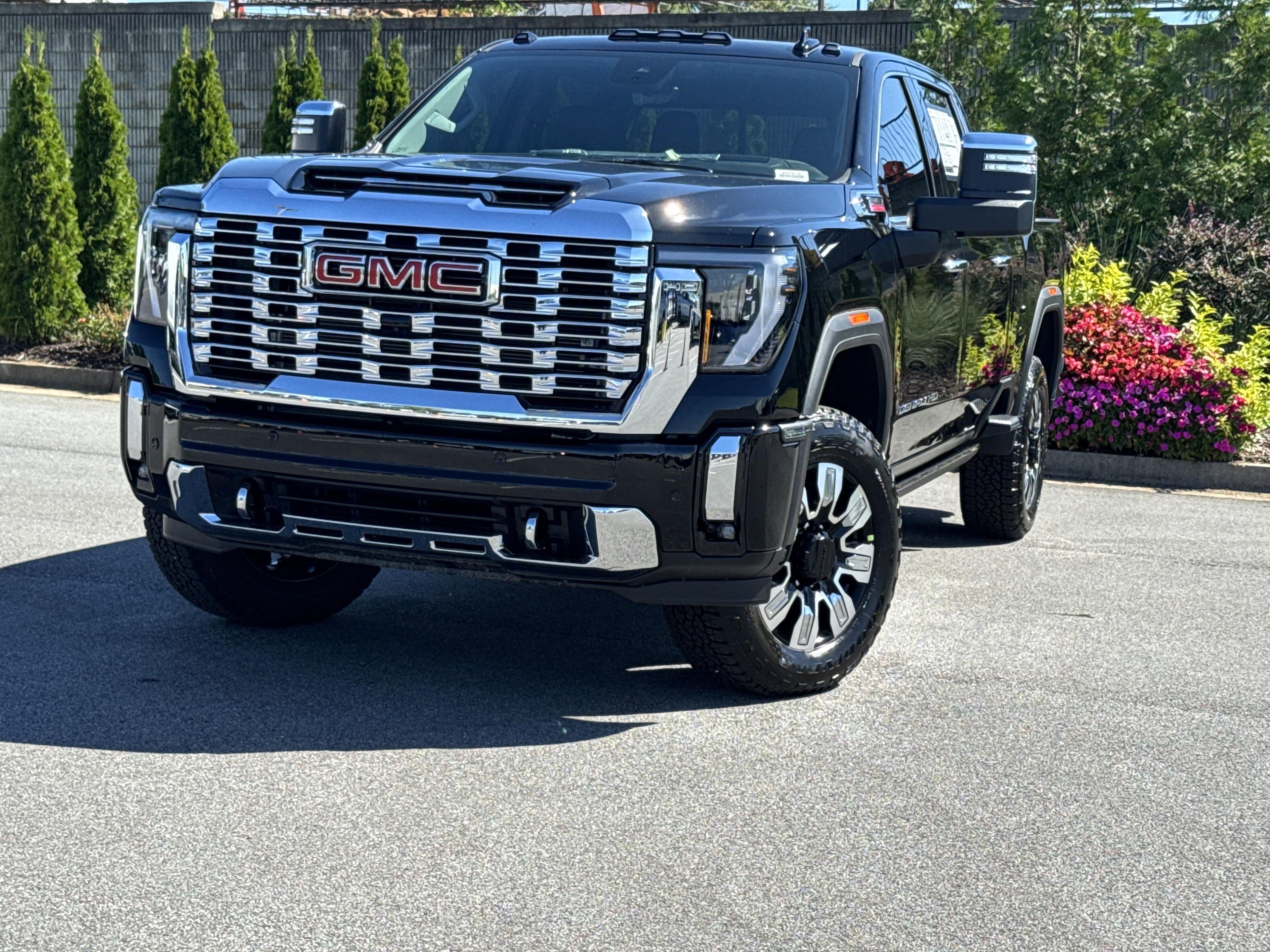 GMC Sierra 2500 Hd Denali Four Wheel Drive Crew Cab - Thumbnail 4