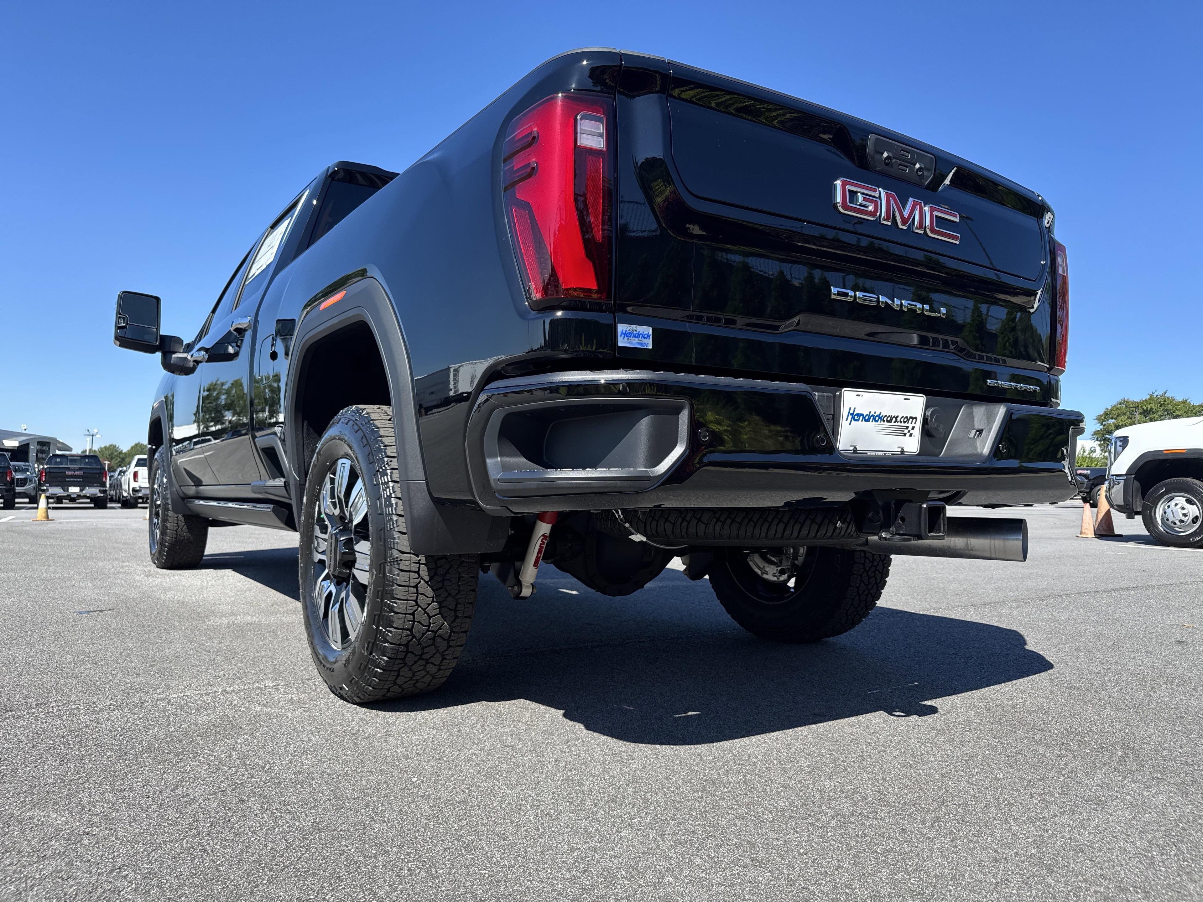 GMC Sierra 2500 Hd Denali Four Wheel Drive Crew Cab - Thumbnail 7