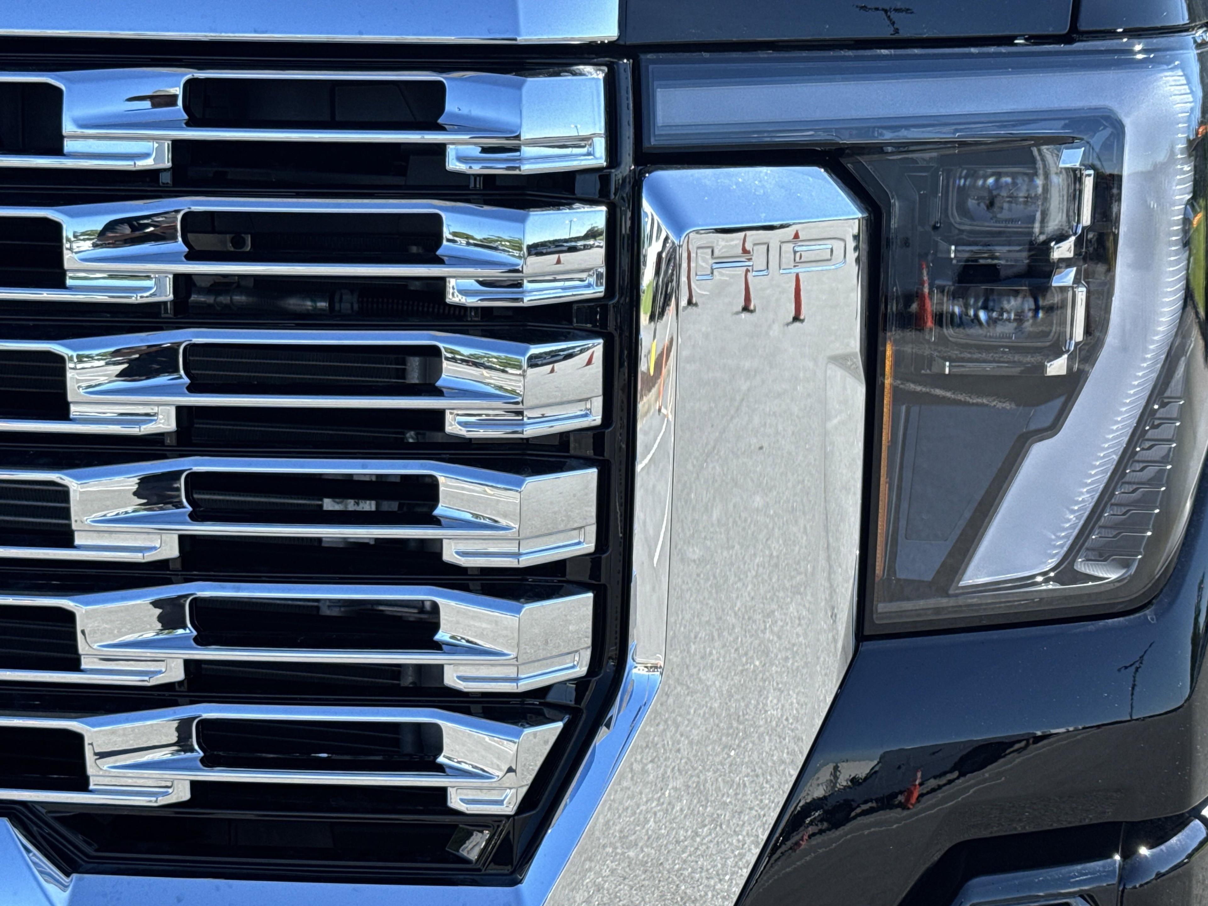 GMC Sierra 2500 Hd Denali Four Wheel Drive Crew Cab - Thumbnail 5