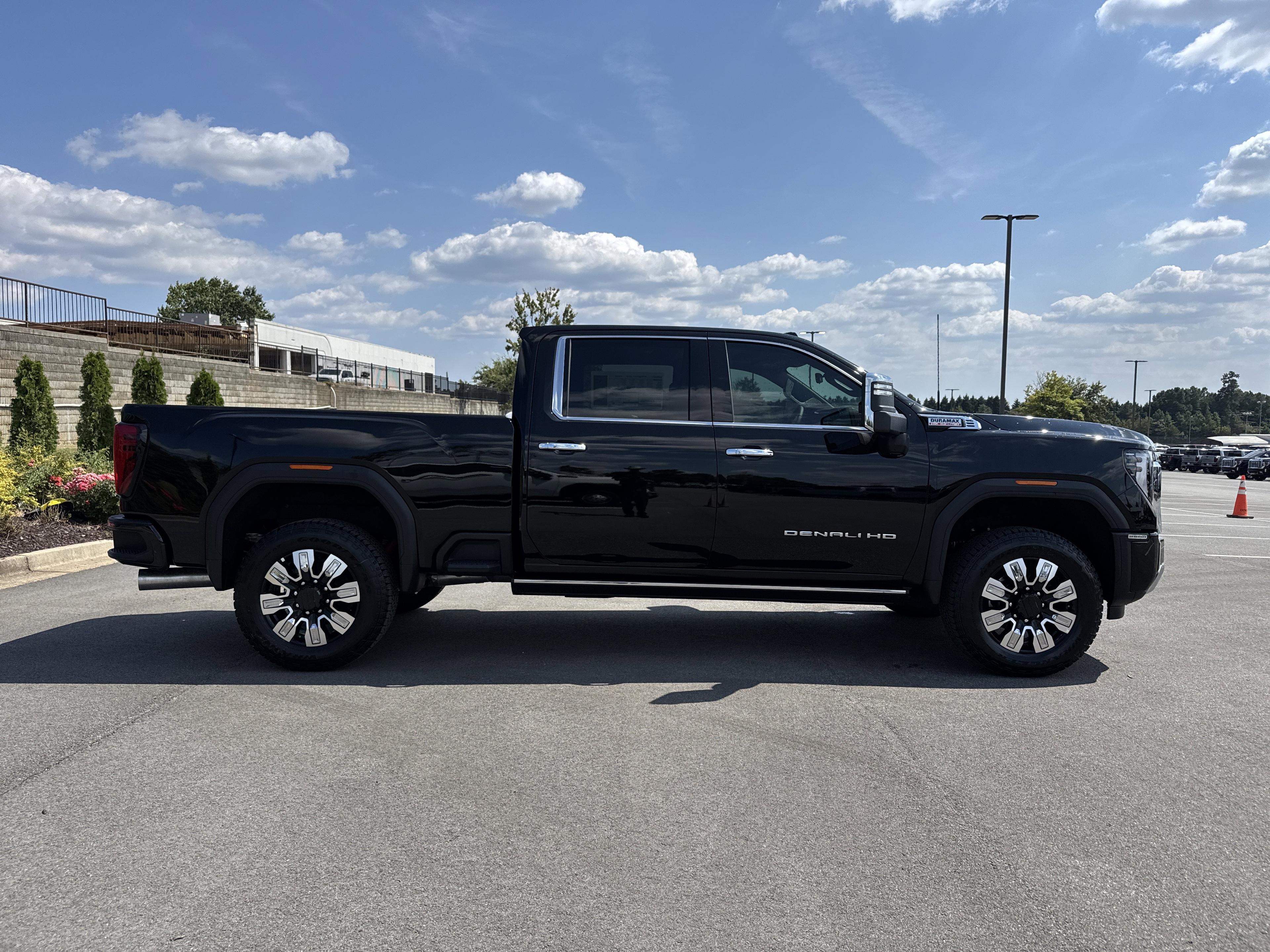 GMC Sierra 2500 Hd Denali Four Wheel Drive Crew Cab - Thumbnail 10