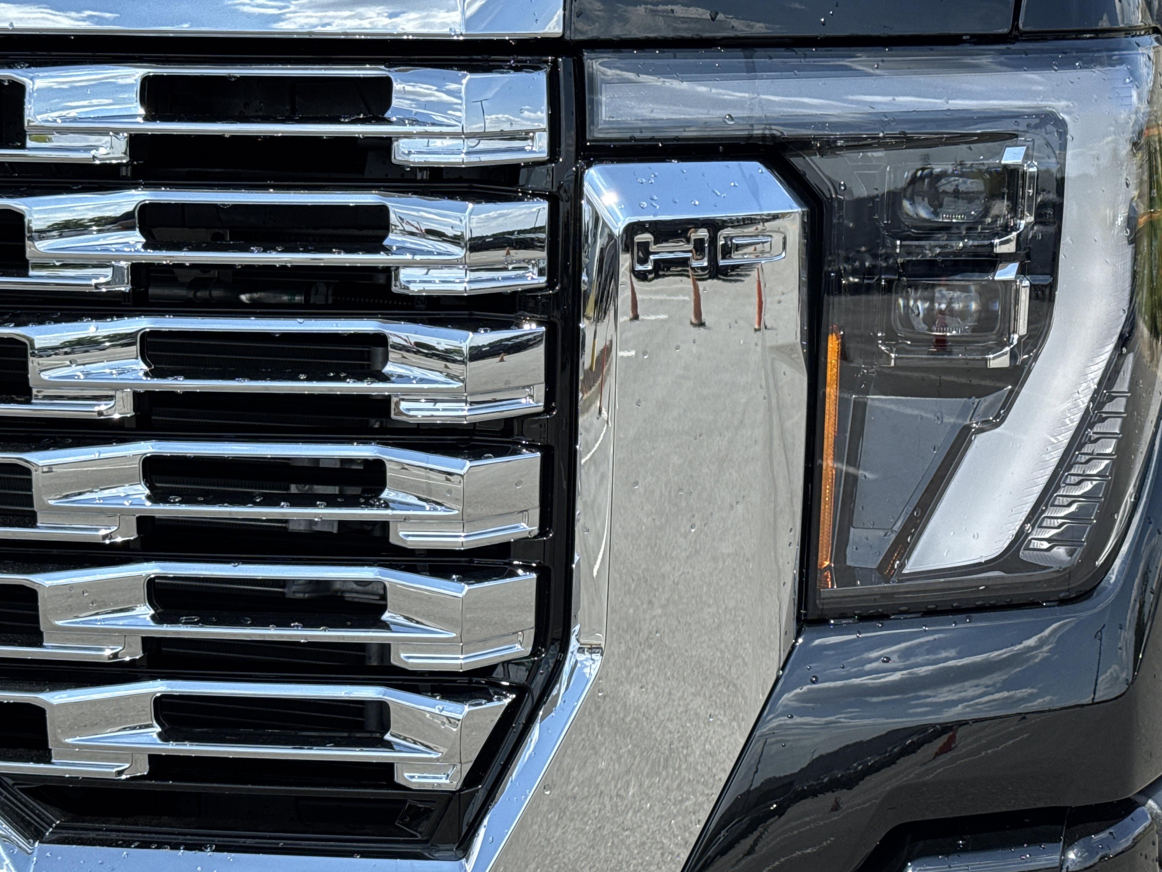 GMC Sierra 2500 Hd Denali Four Wheel Drive Crew Cab - Thumbnail 5