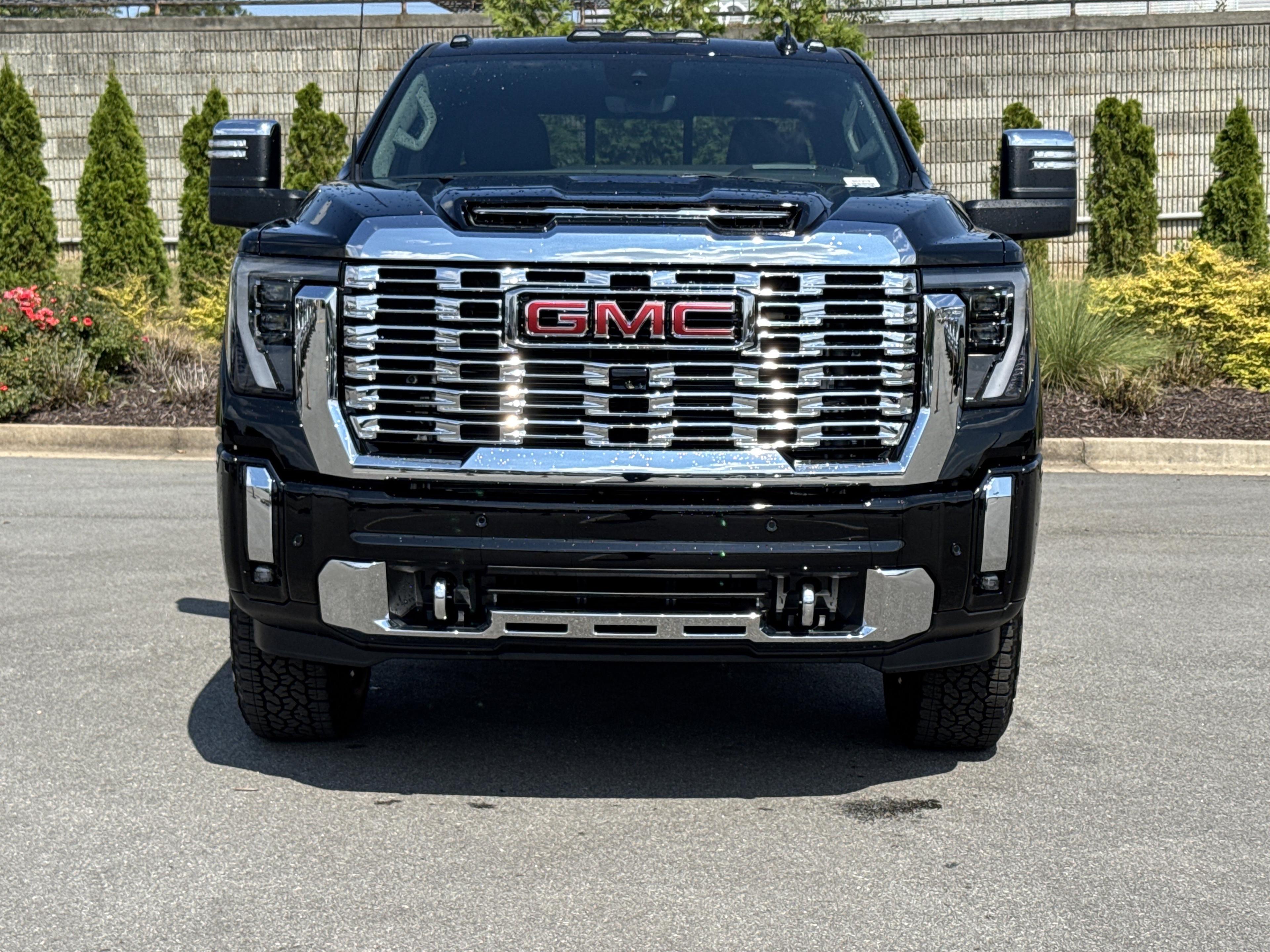 GMC Sierra 2500 Hd Denali Four Wheel Drive Crew Cab - Thumbnail 2