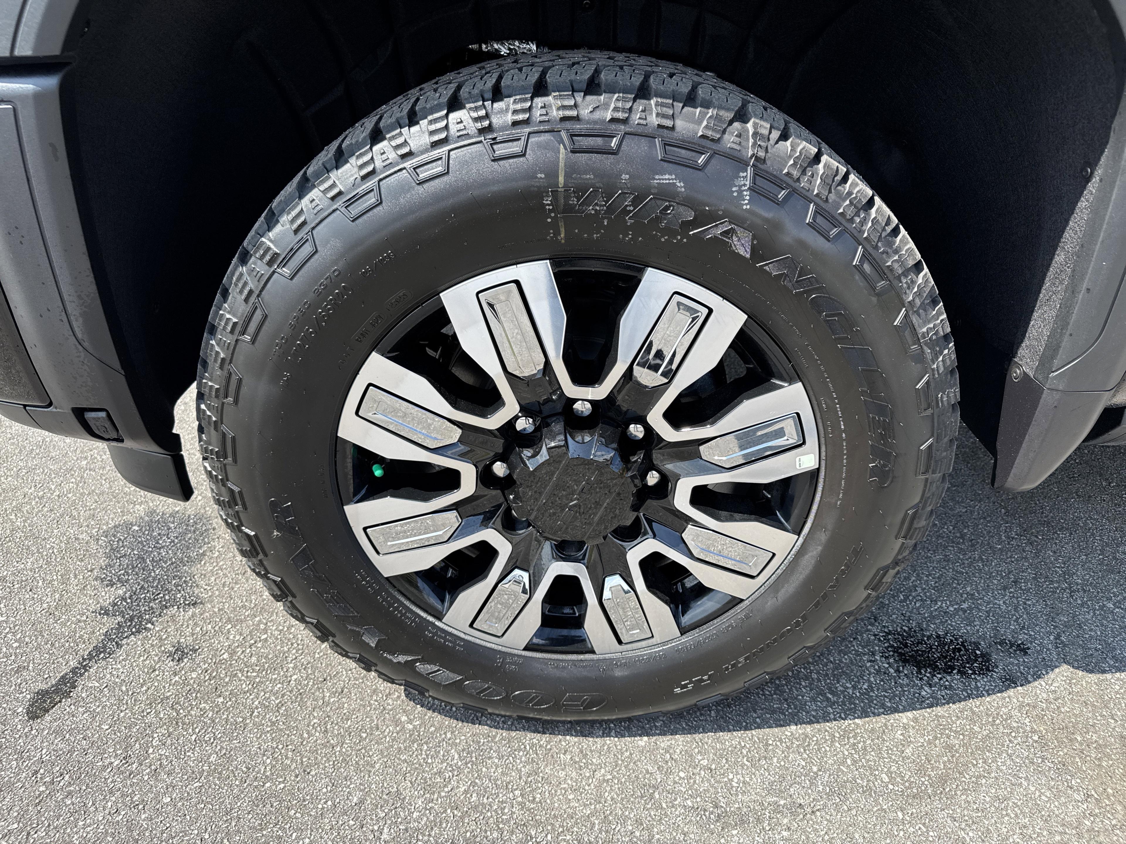 GMC Sierra 2500 Hd Denali Four Wheel Drive Crew Cab - Thumbnail 12