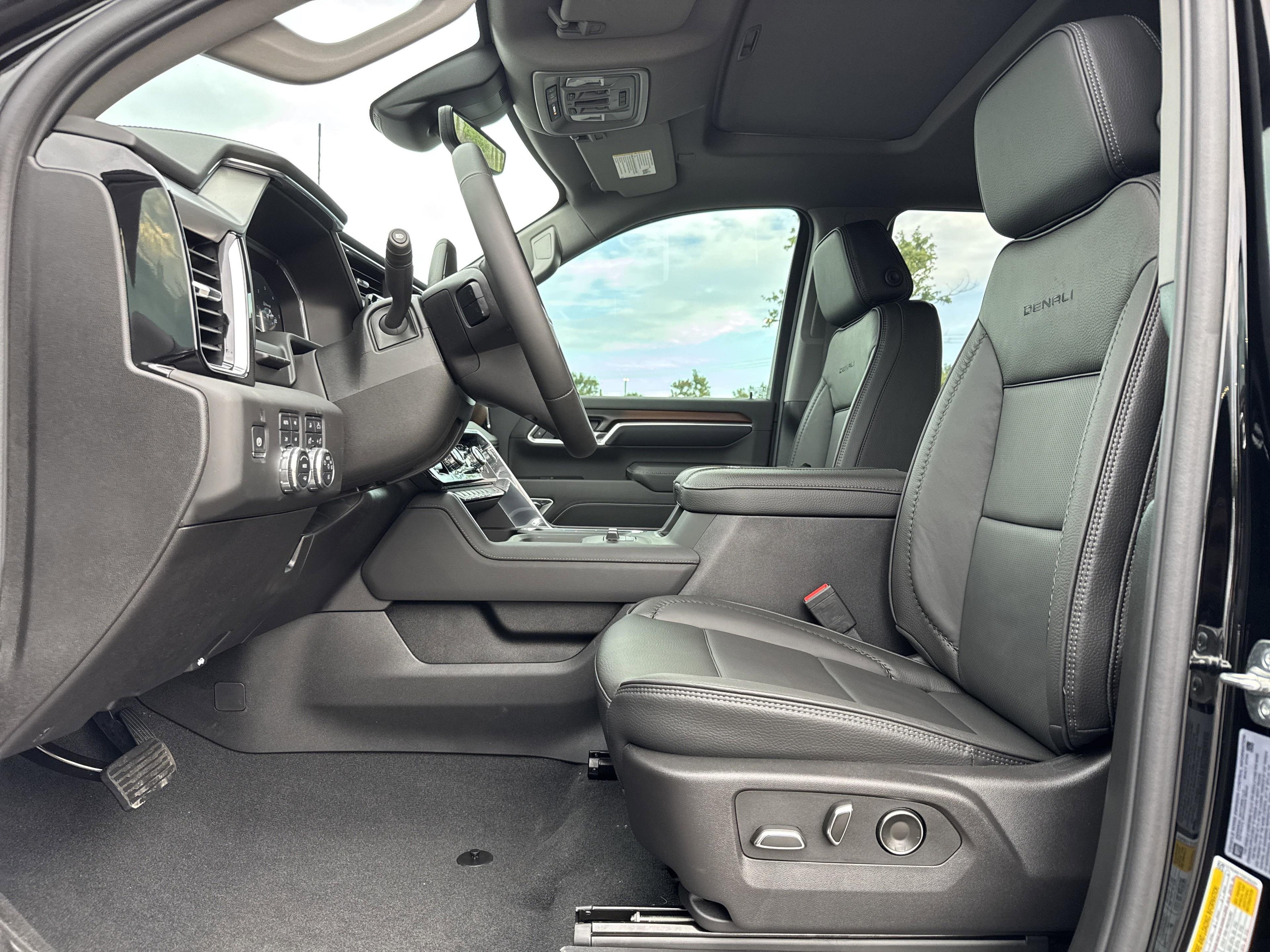 GMC Sierra 2500 Hd Denali Four Wheel Drive Crew Cab - Thumbnail 15