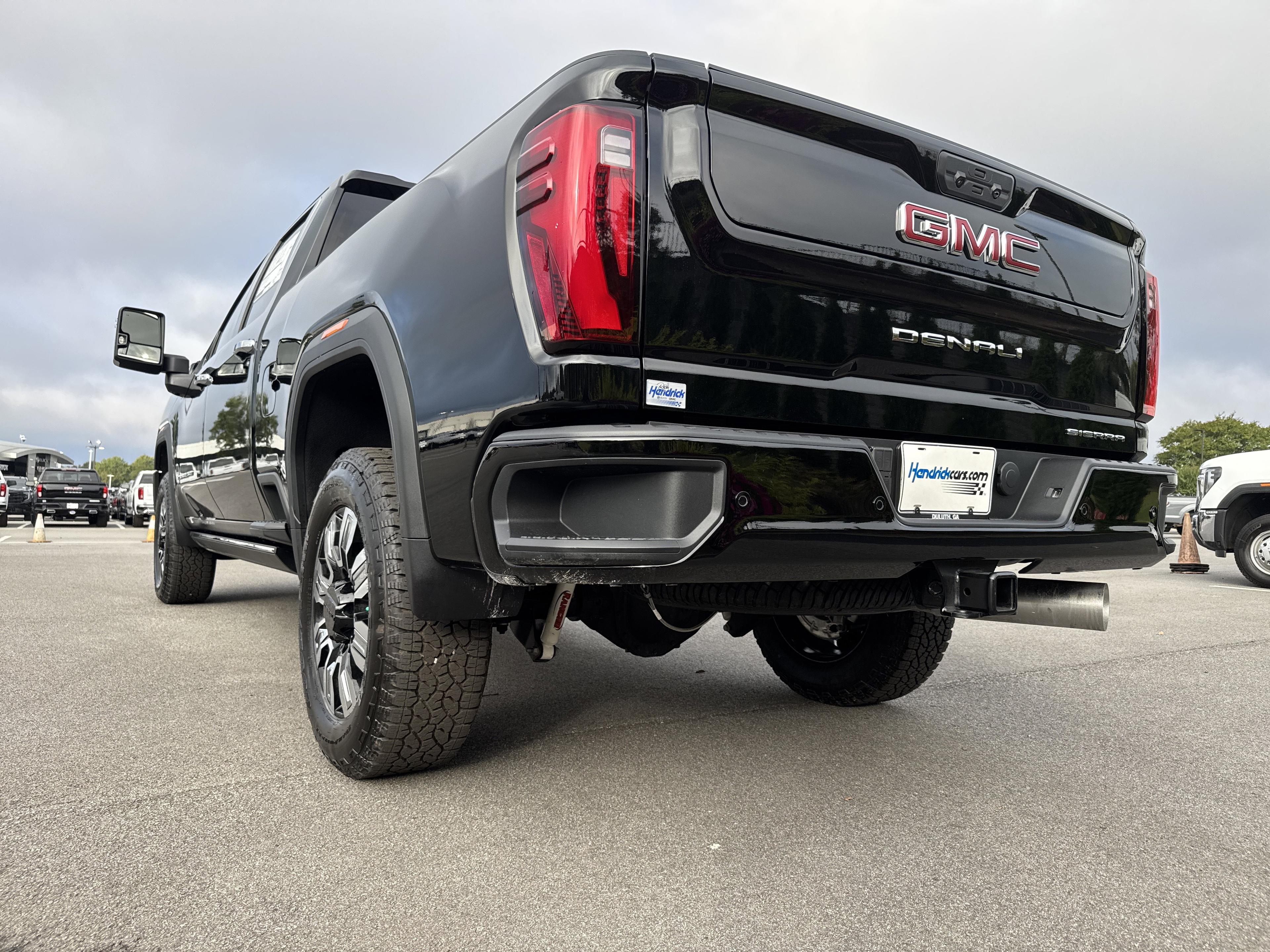 GMC Sierra 2500 Hd Denali Four Wheel Drive Crew Cab - Thumbnail 7