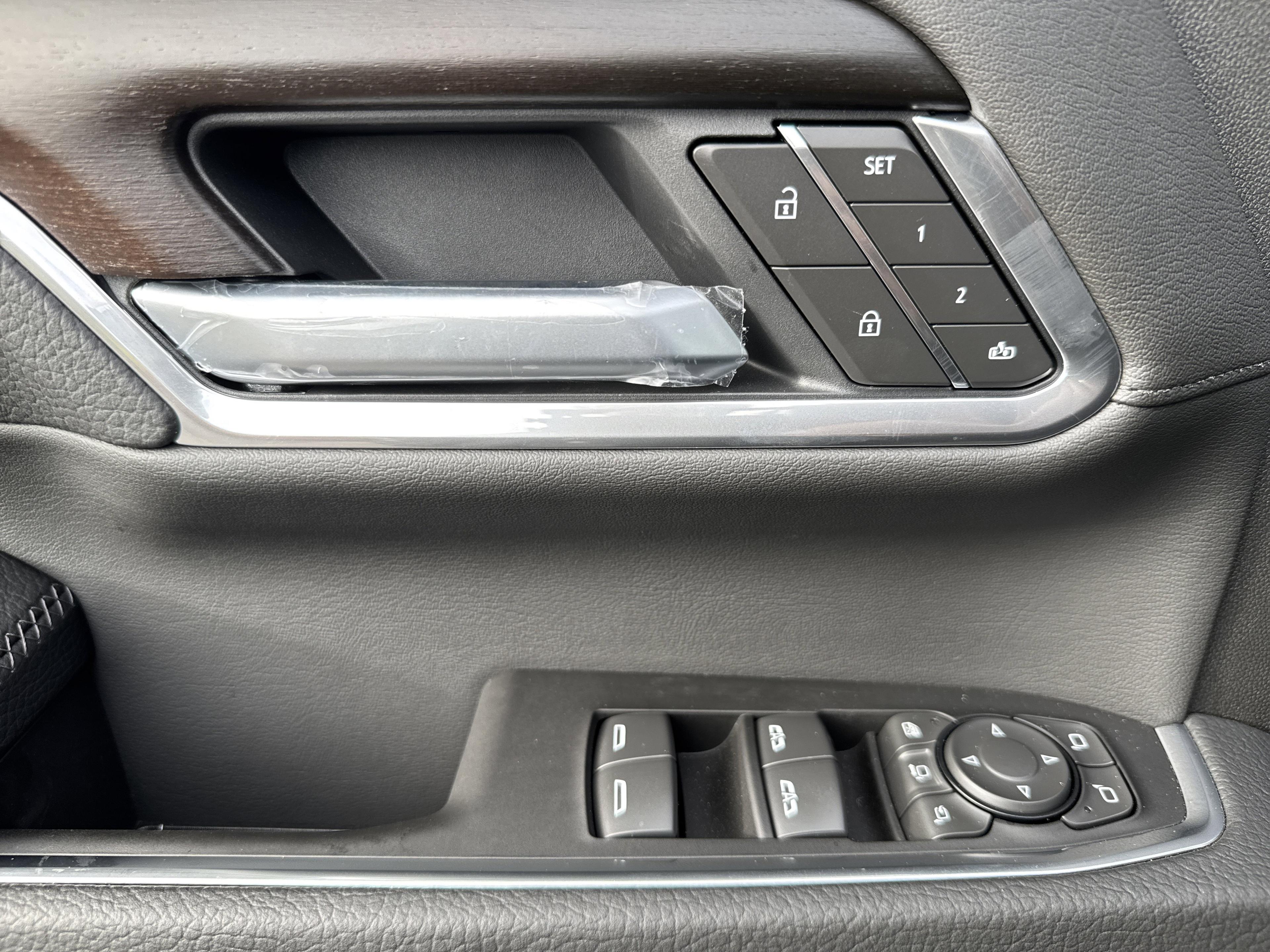 GMC Sierra 2500 Hd Denali Four Wheel Drive Crew Cab - Thumbnail 14