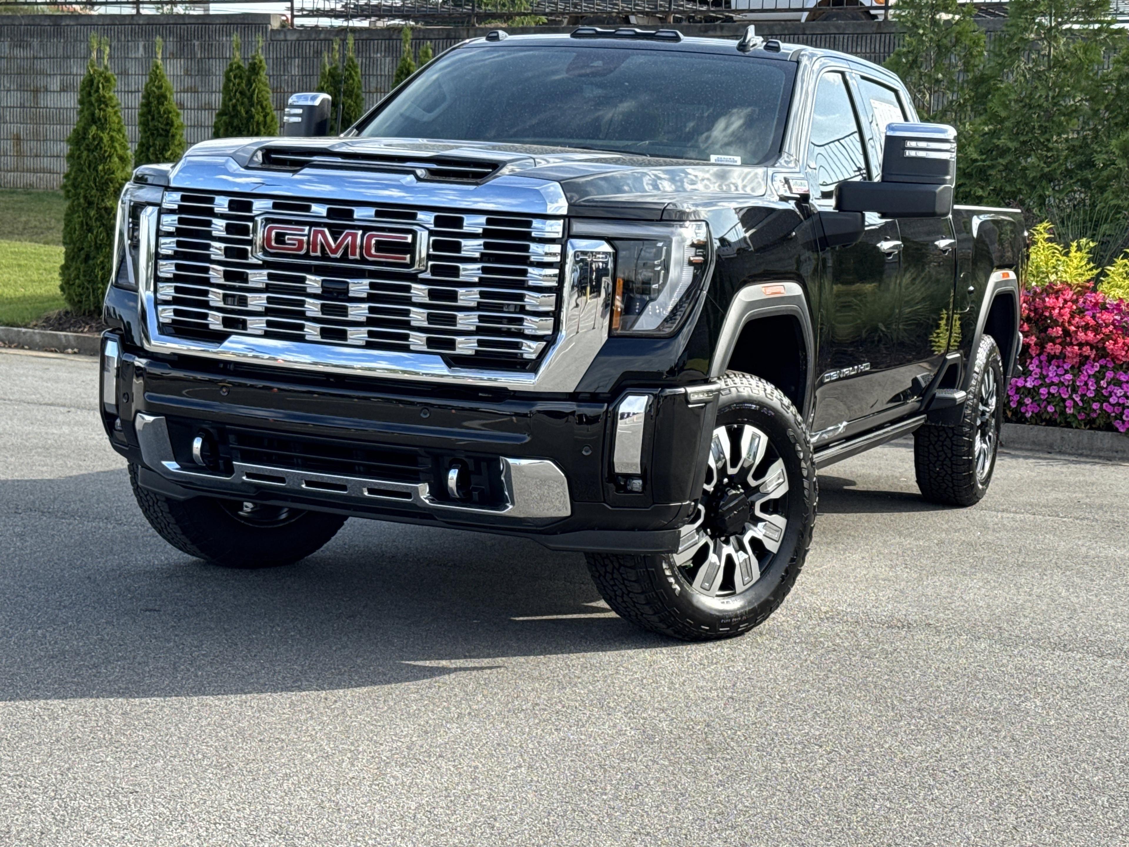 GMC Sierra 2500 Hd Denali Four Wheel Drive Crew Cab - Thumbnail 4