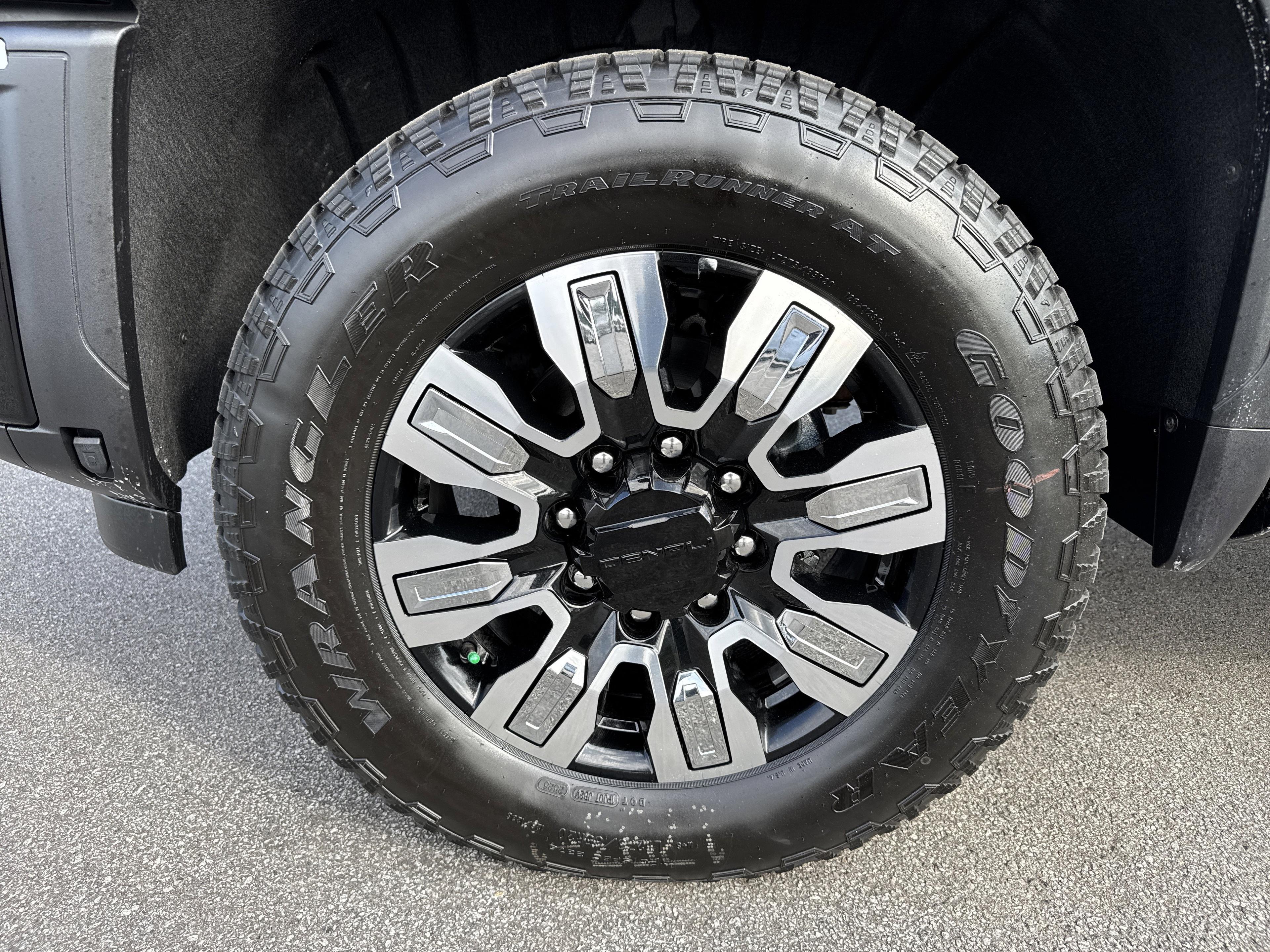 GMC Sierra 2500 Hd Denali Four Wheel Drive Crew Cab - Thumbnail 12