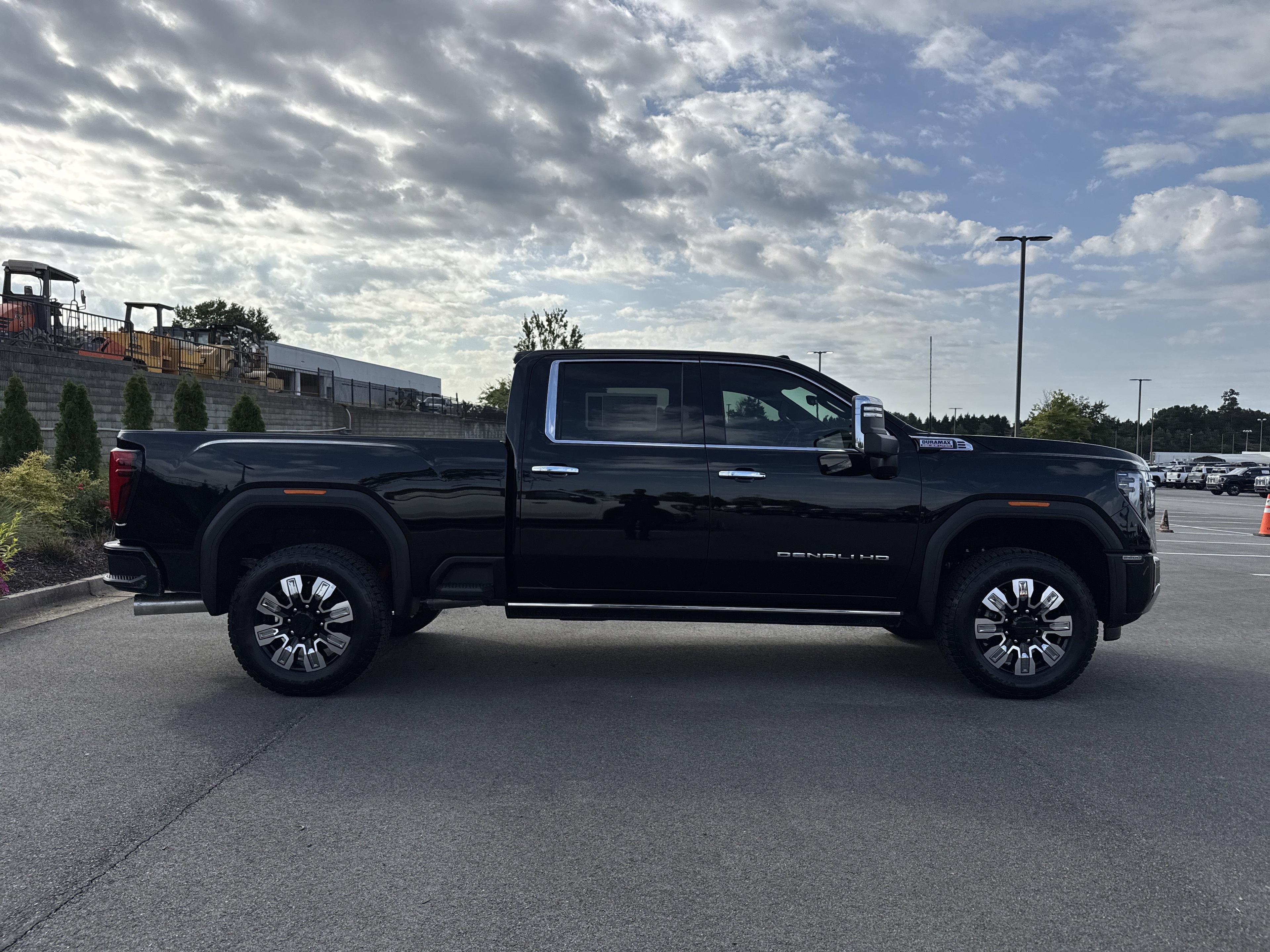 GMC Sierra 2500 Hd Denali Four Wheel Drive Crew Cab - Thumbnail 10