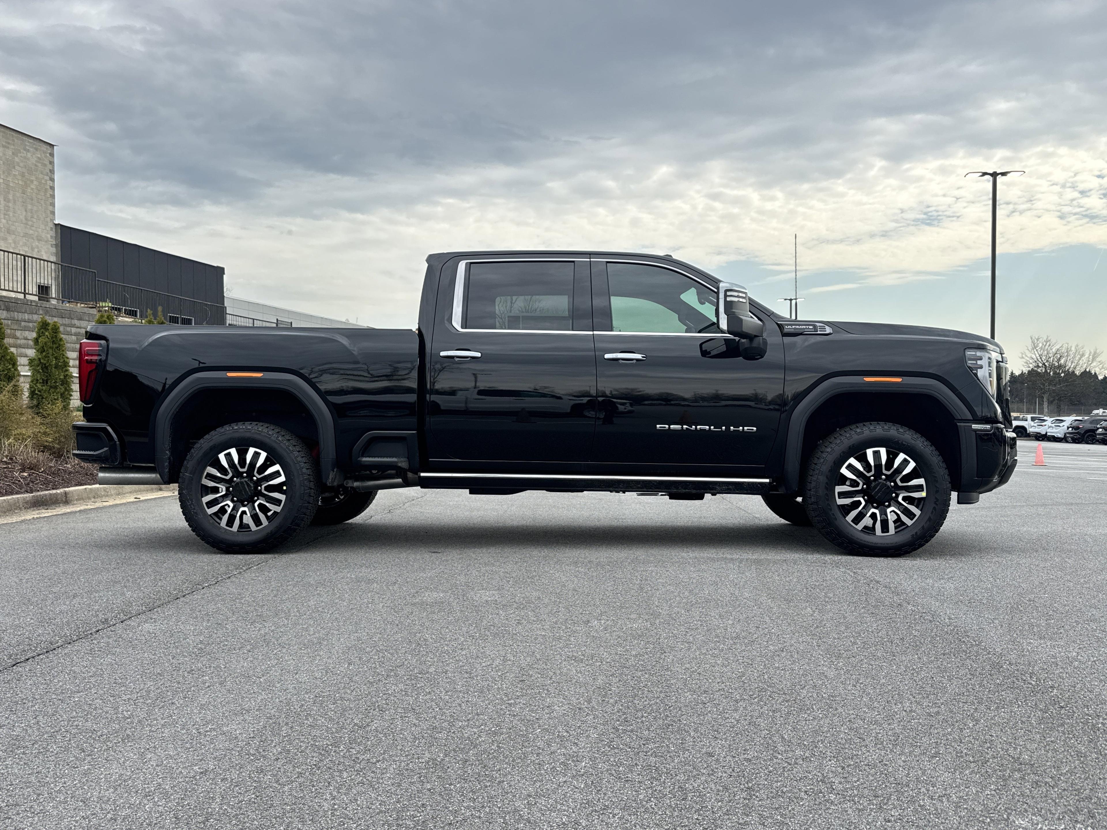 GMC Sierra 2500 Hd Denali Ultimate Four Wheel Drive Crew Cab - Thumbnail 10