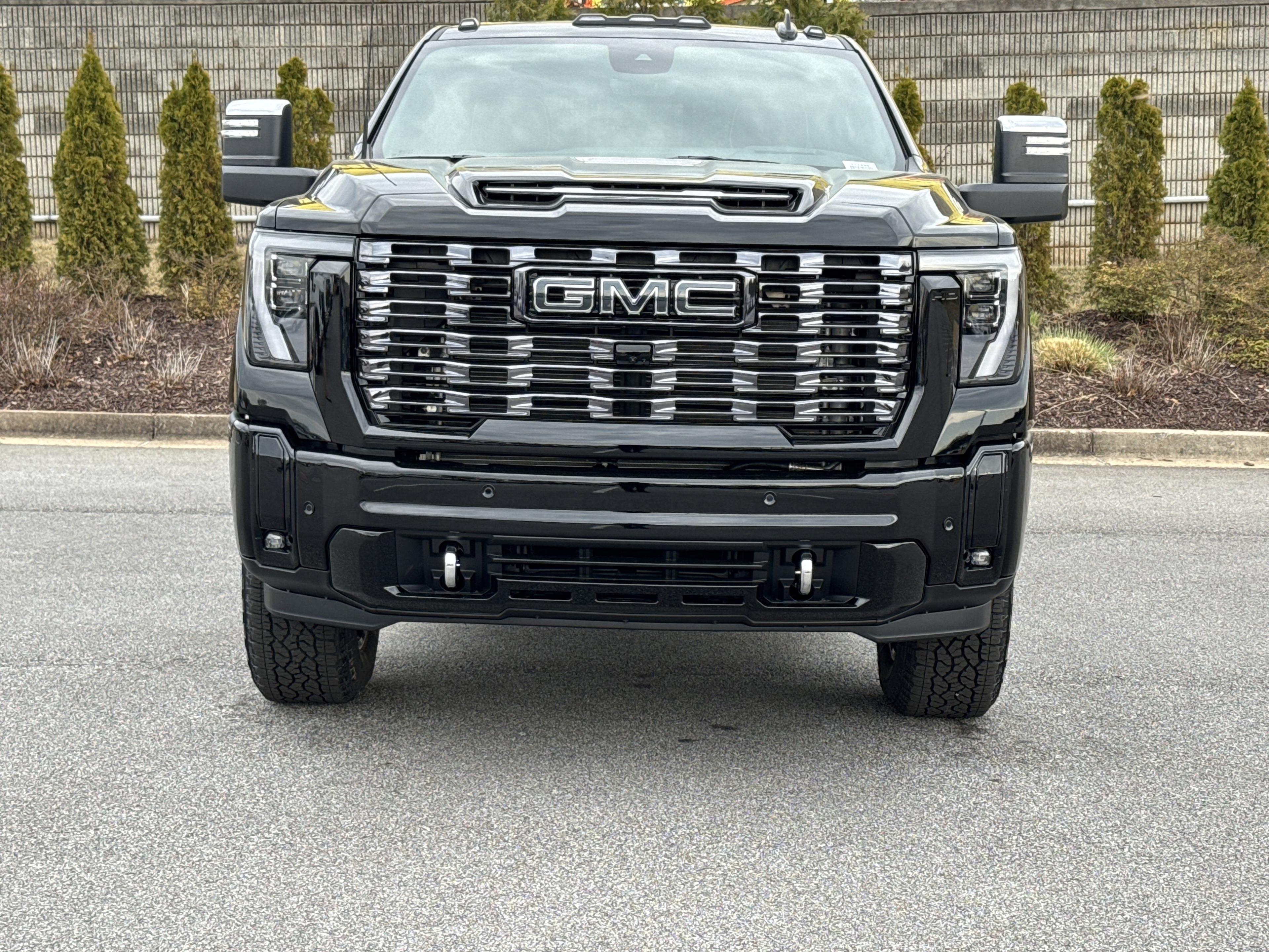 GMC Sierra 2500 Hd Denali Ultimate Four Wheel Drive Crew Cab - Thumbnail 2