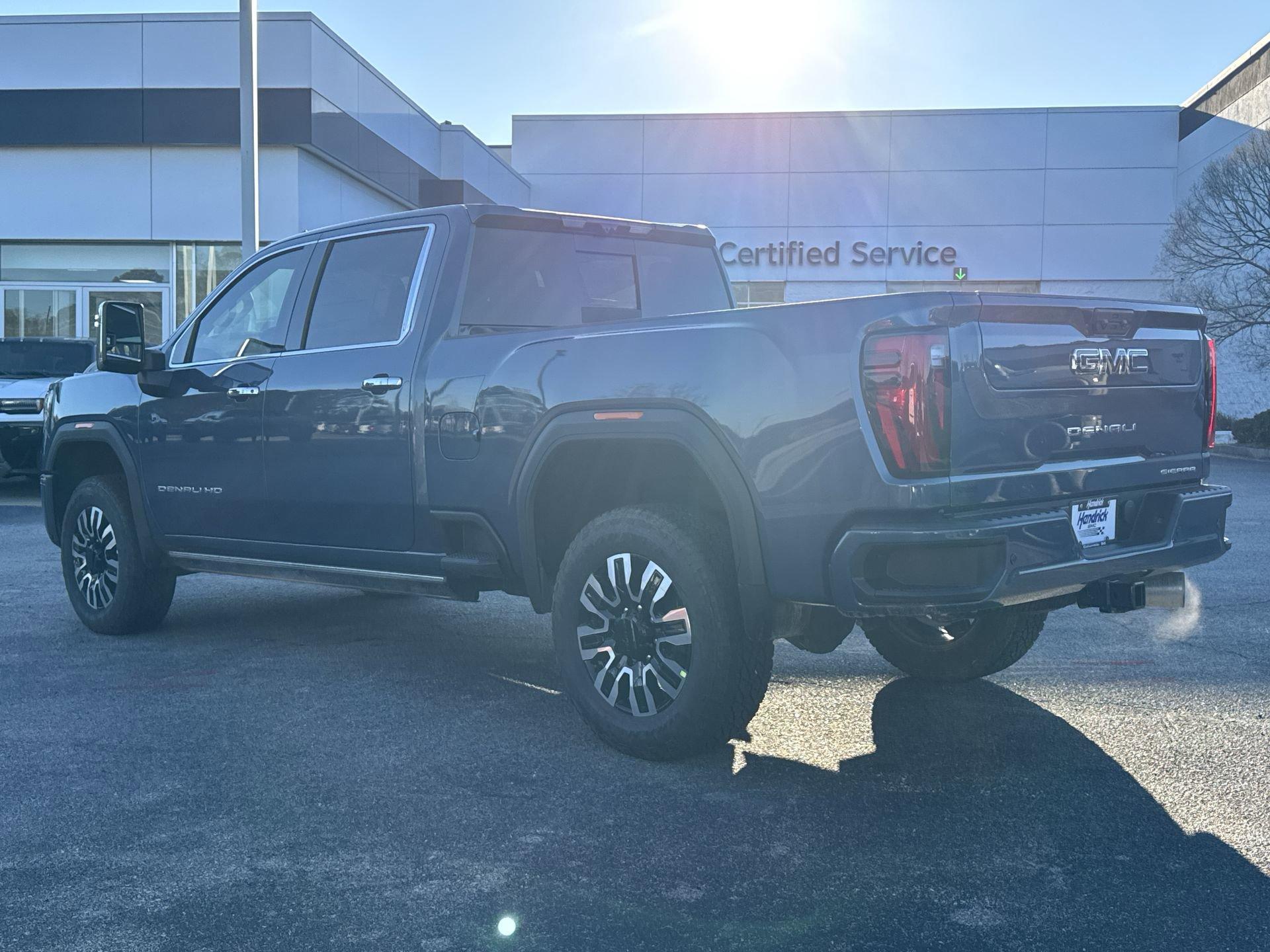 GMC Sierra 2500 Hd Denali Ultimate Four Wheel Drive Crew Cab - Thumbnail 7