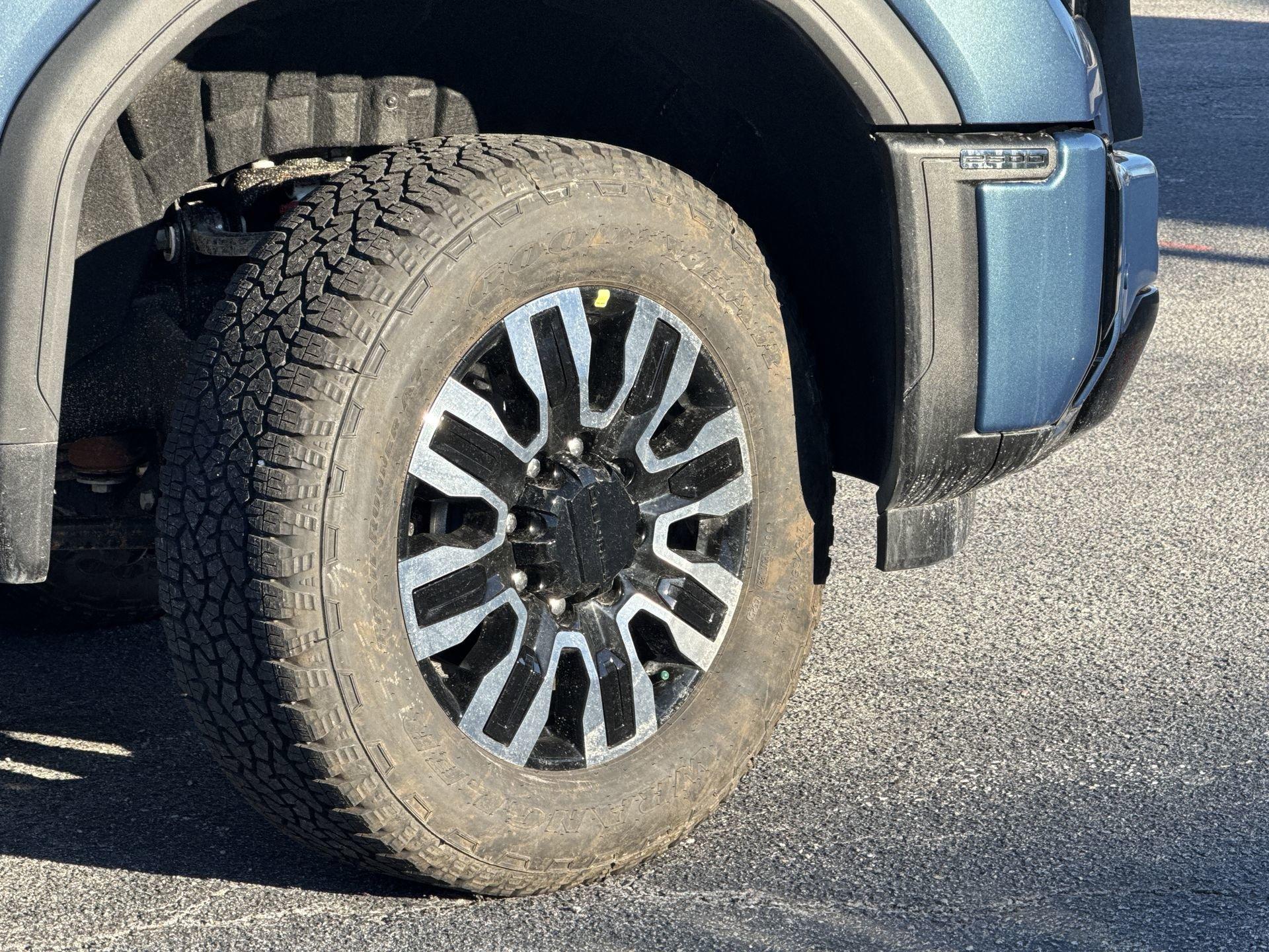 GMC Sierra 2500 Hd Denali Ultimate Four Wheel Drive Crew Cab - Thumbnail 10