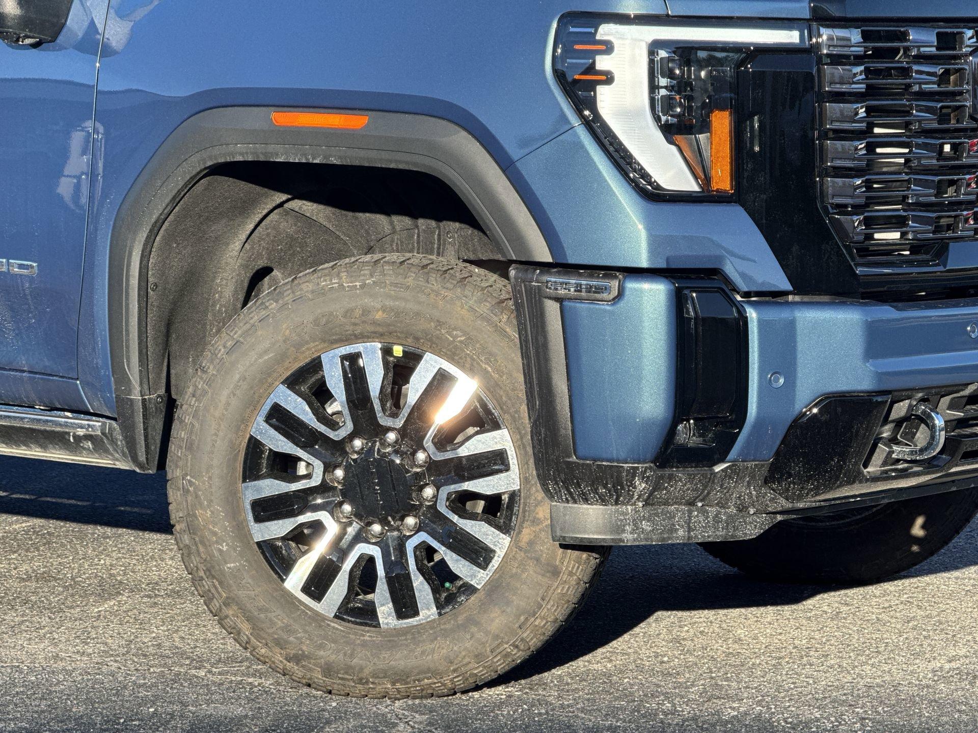 GMC Sierra 2500 Hd Denali Ultimate Four Wheel Drive Crew Cab - Thumbnail 11