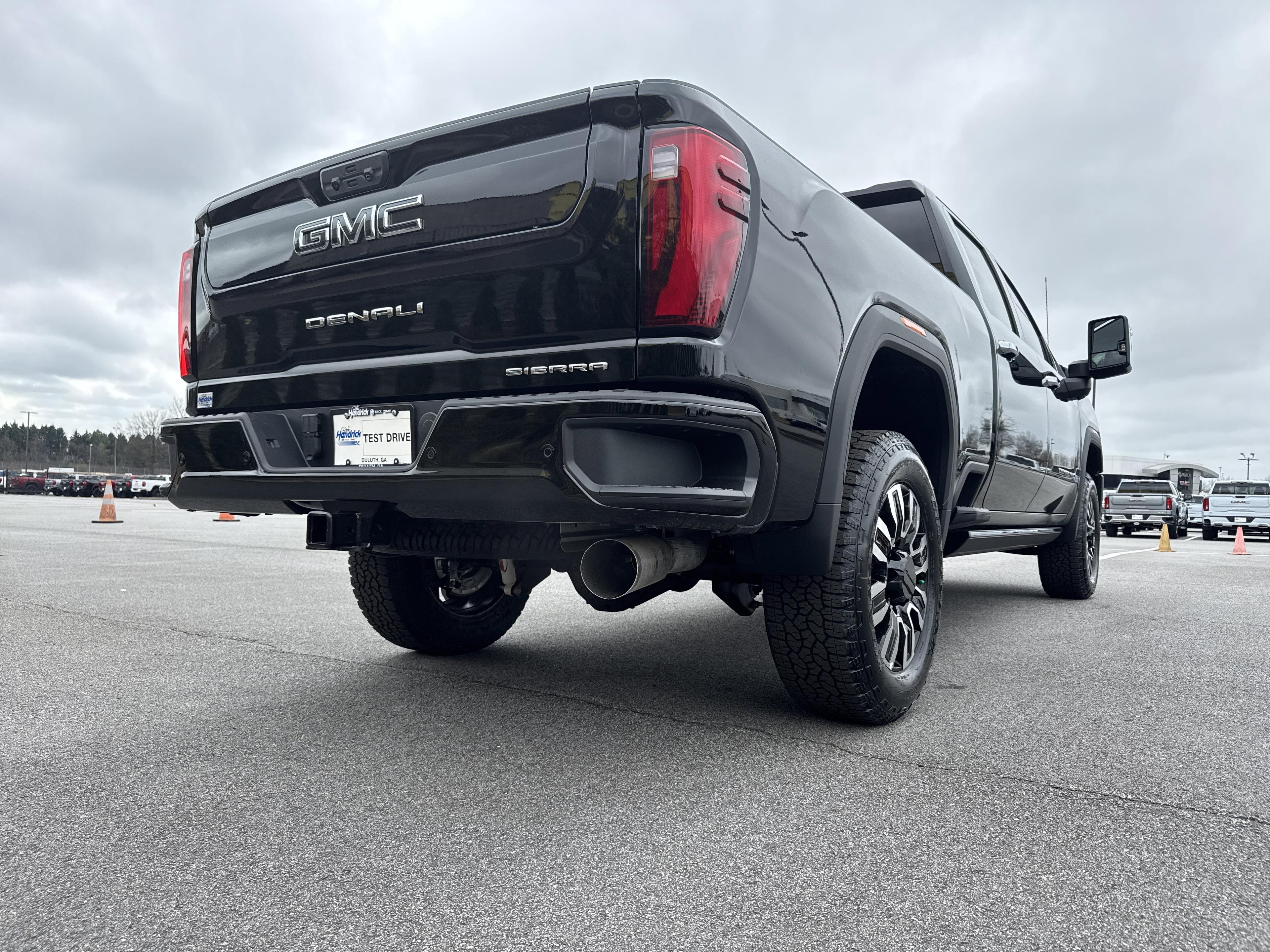 GMC Sierra 2500 Hd Denali Ultimate Four Wheel Drive Crew Cab - Thumbnail 9