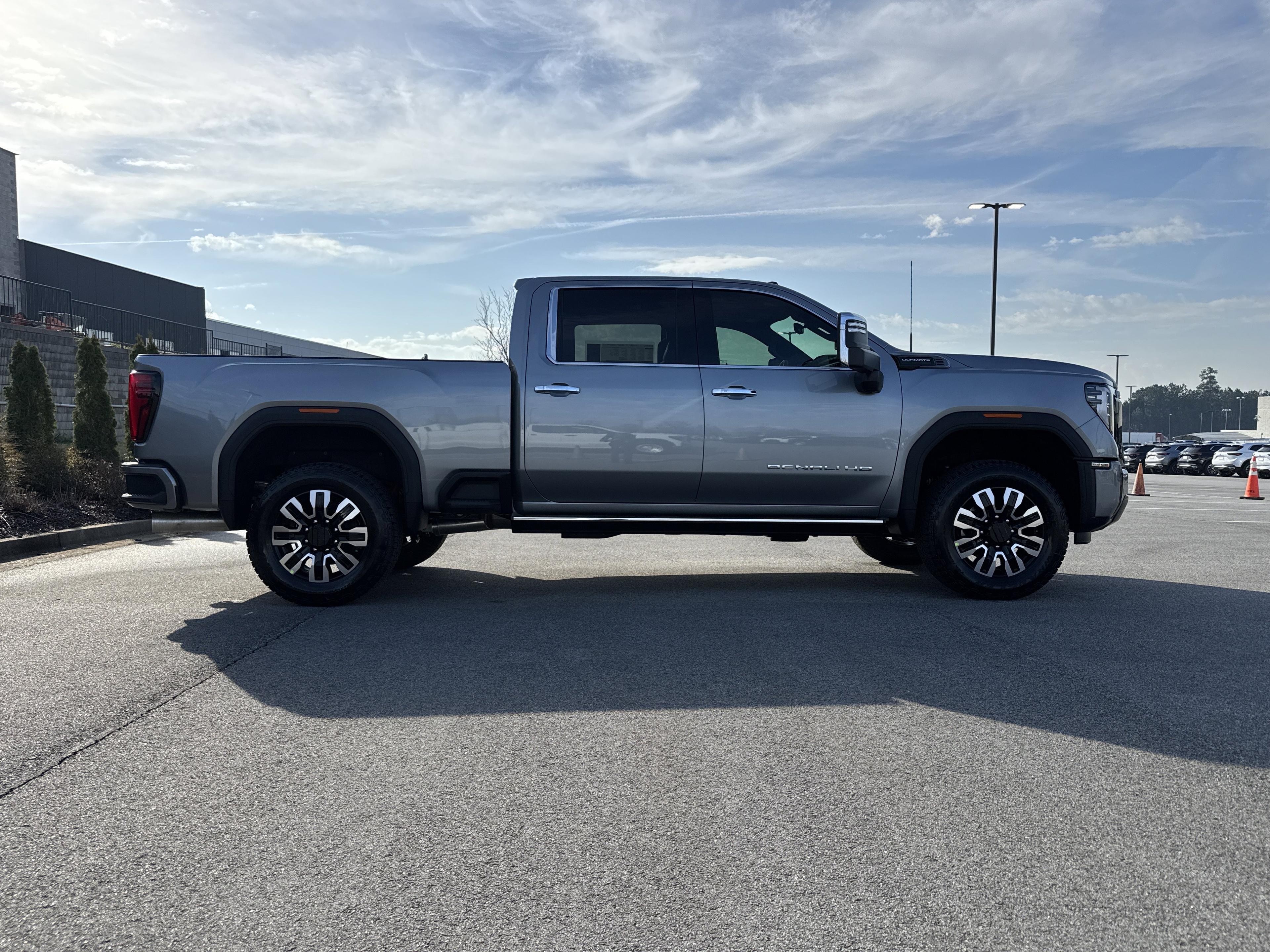 GMC Sierra 2500 Hd Denali Ultimate Four Wheel Drive Crew Cab - Thumbnail 10