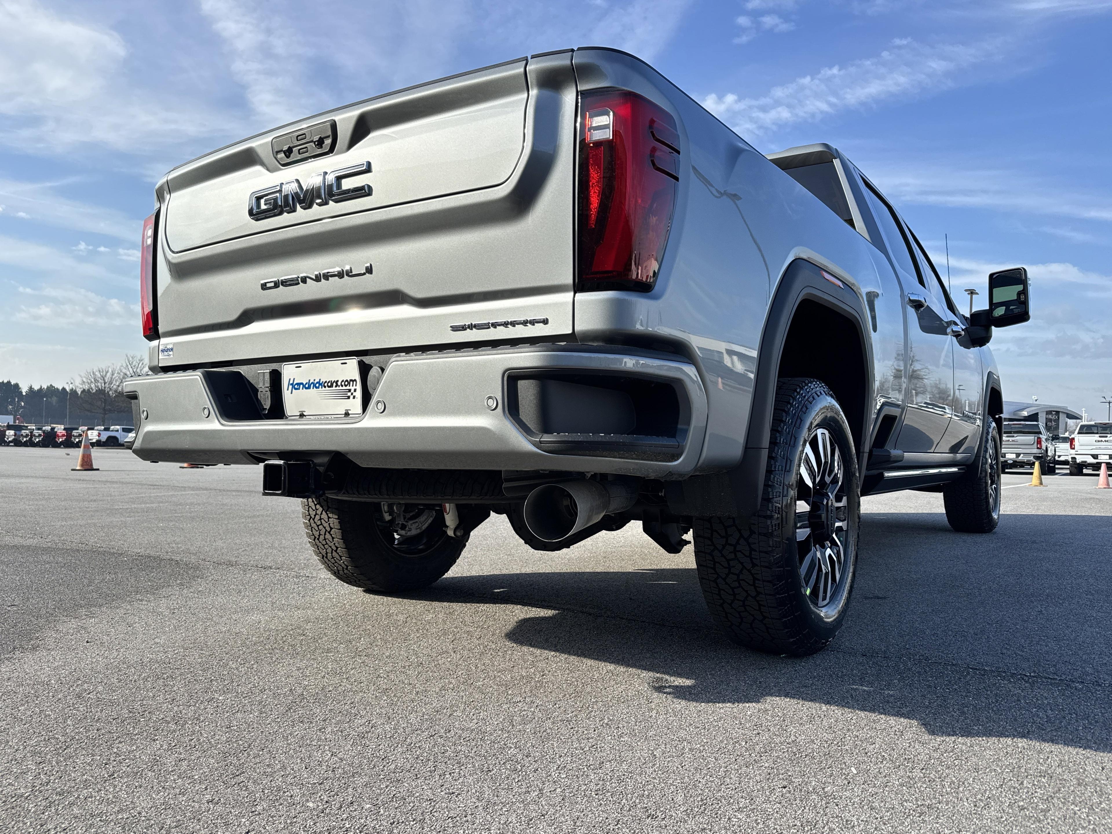 GMC Sierra 2500 Hd Denali Ultimate Four Wheel Drive Crew Cab - Thumbnail 9