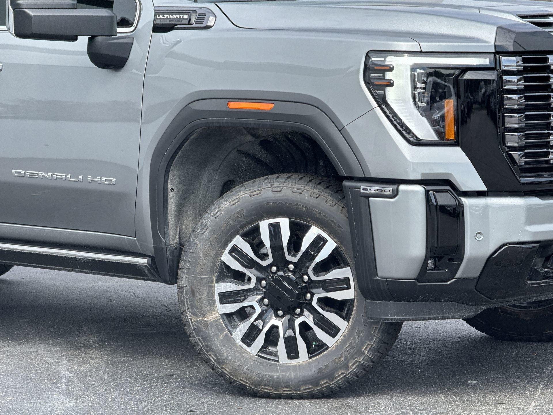 GMC Sierra 2500 Hd Denali Ultimate Four Wheel Drive Crew Cab - Thumbnail 12