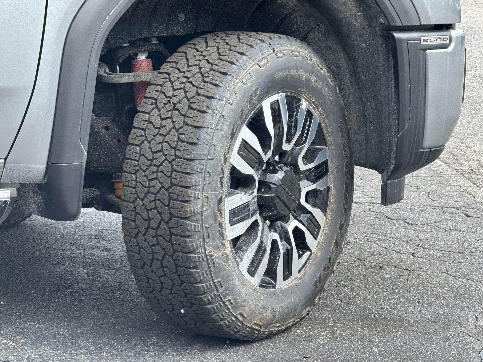 GMC Sierra 2500 Hd Denali Ultimate Four Wheel Drive Crew Cab - Thumbnail 11