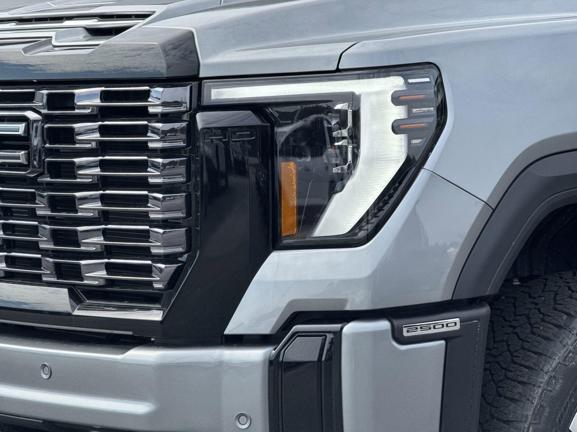 GMC Sierra 2500 Hd Denali Ultimate Four Wheel Drive Crew Cab - Thumbnail 5