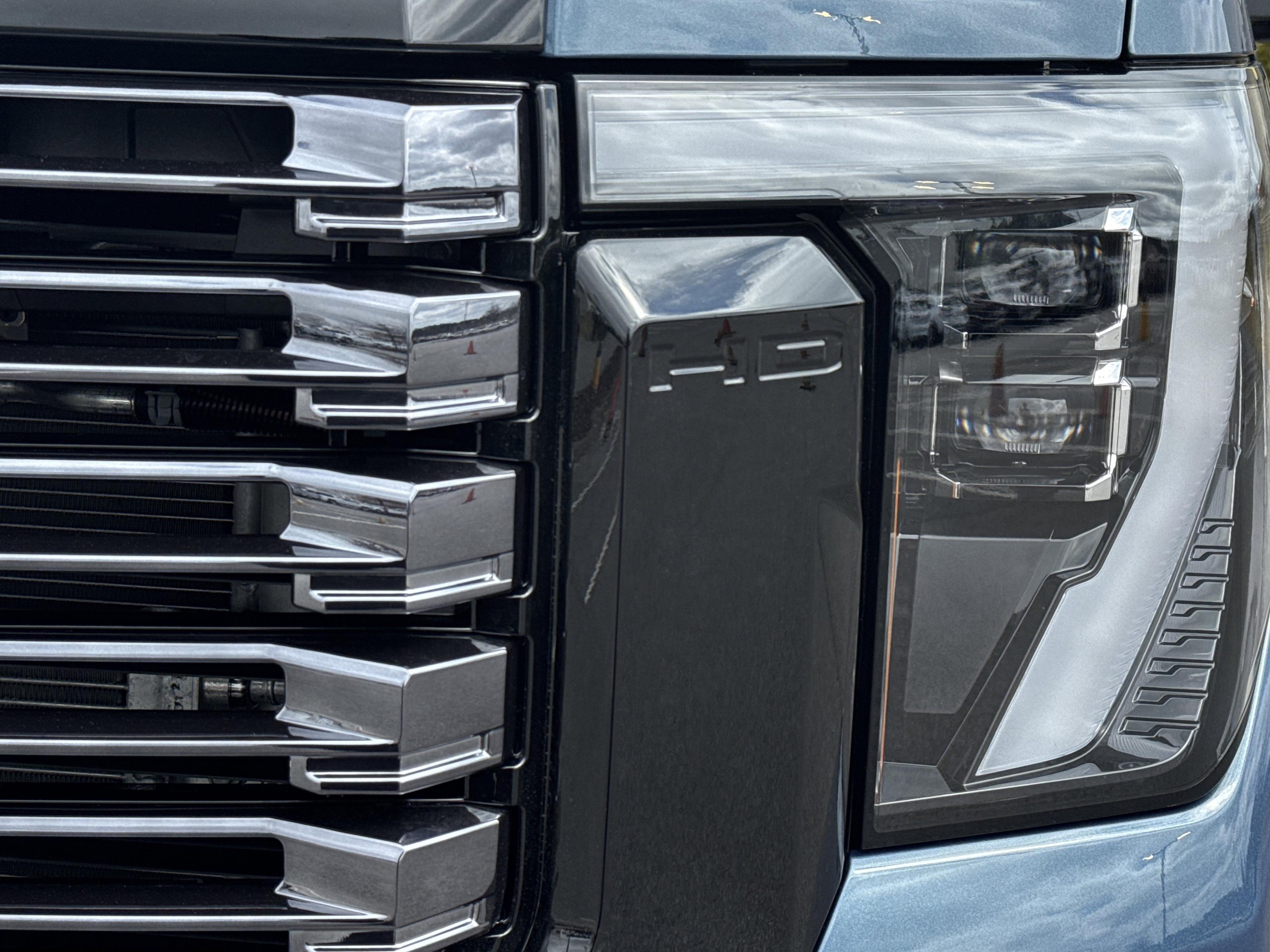 GMC Sierra 2500 Hd Denali Ultimate Four Wheel Drive Crew Cab - Thumbnail 5