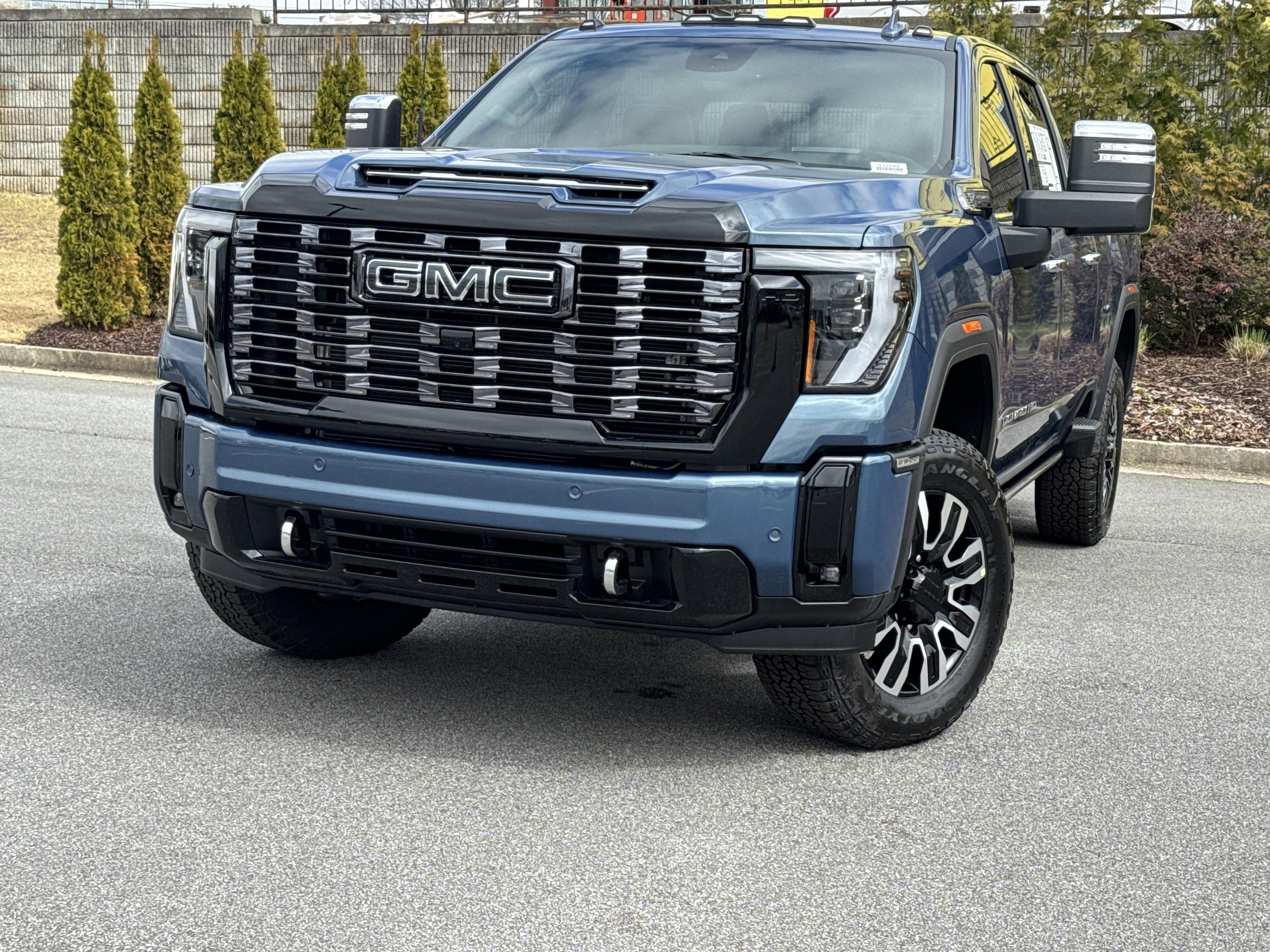 GMC Sierra 2500 Hd Denali Ultimate Four Wheel Drive Crew Cab - Thumbnail 4