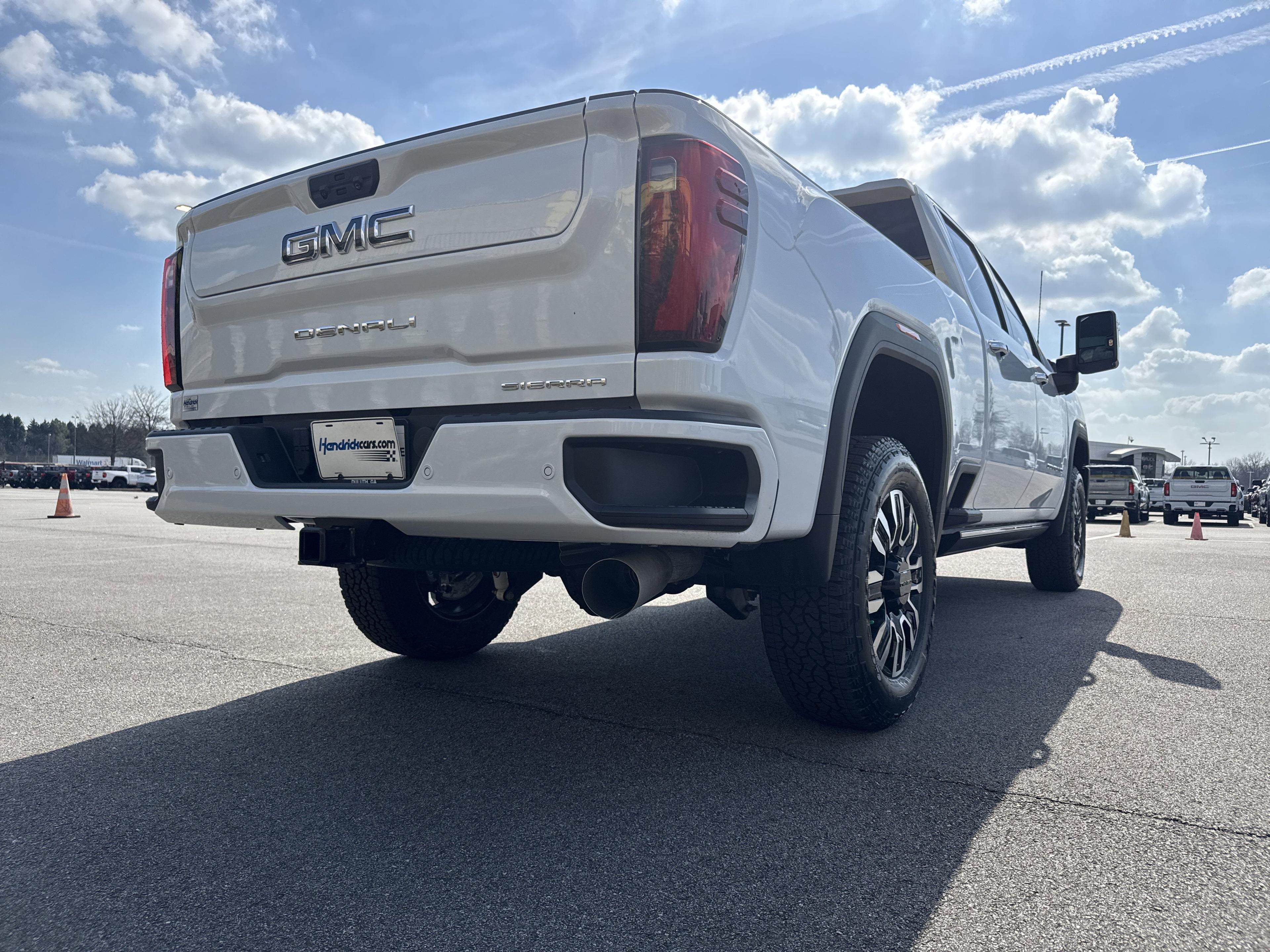 GMC Sierra 2500 Hd Denali Ultimate Four Wheel Drive Crew Cab - Thumbnail 9