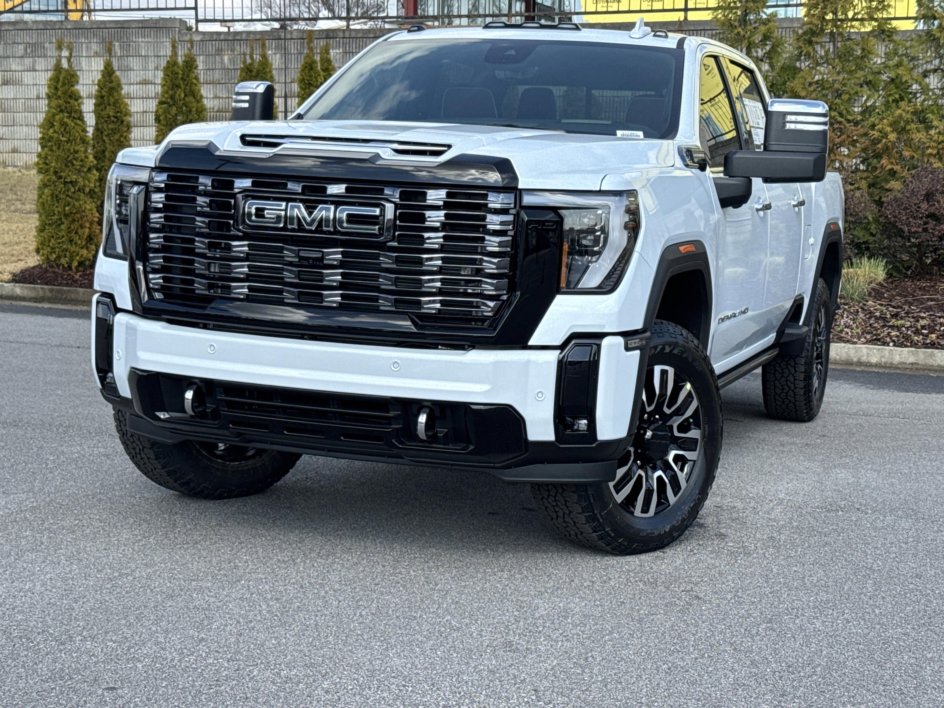 GMC Sierra 2500 Hd Denali Ultimate Four Wheel Drive Crew Cab - Thumbnail 4