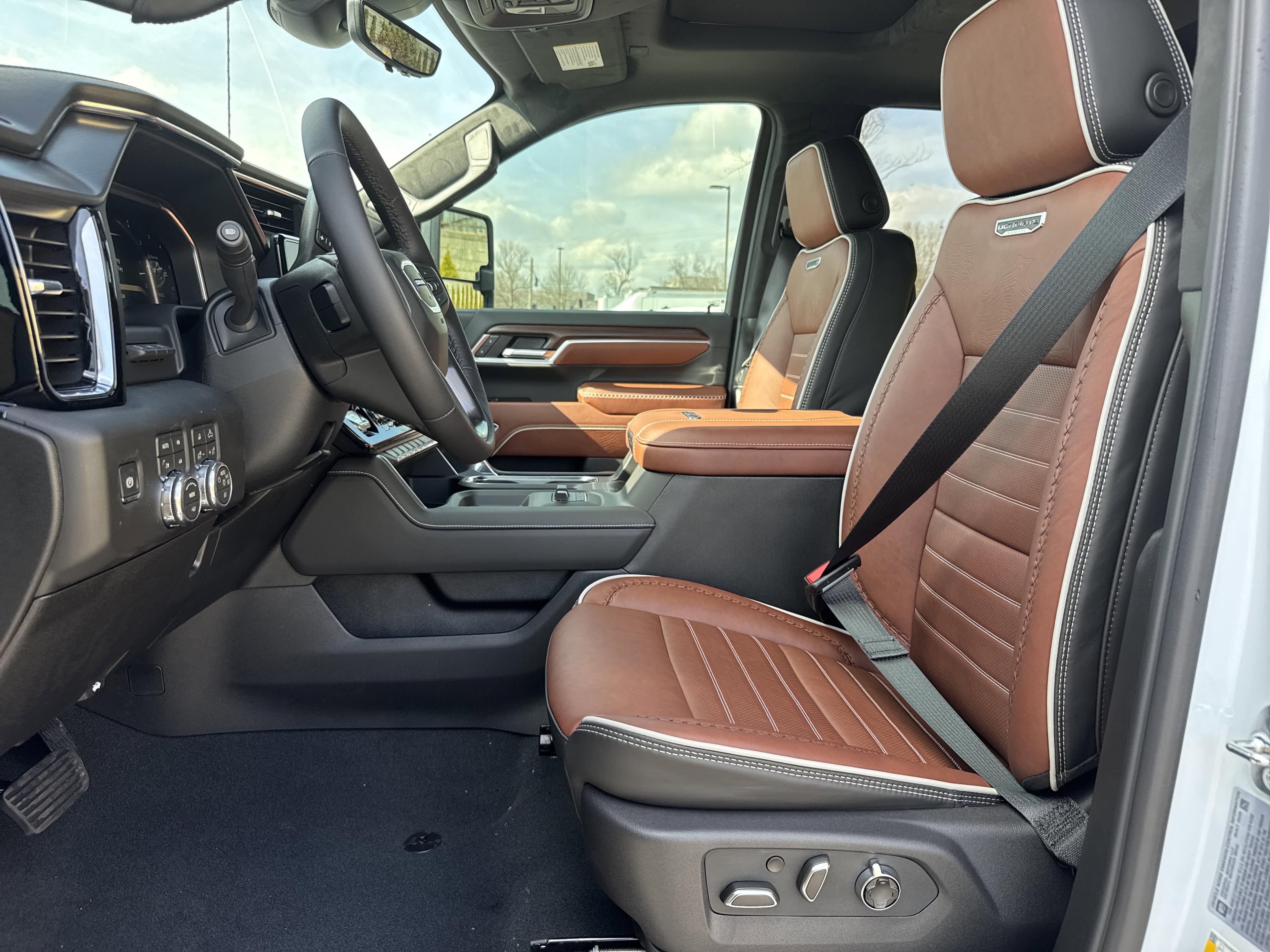 GMC Sierra 2500 Hd Denali Ultimate Four Wheel Drive Crew Cab - Thumbnail 15