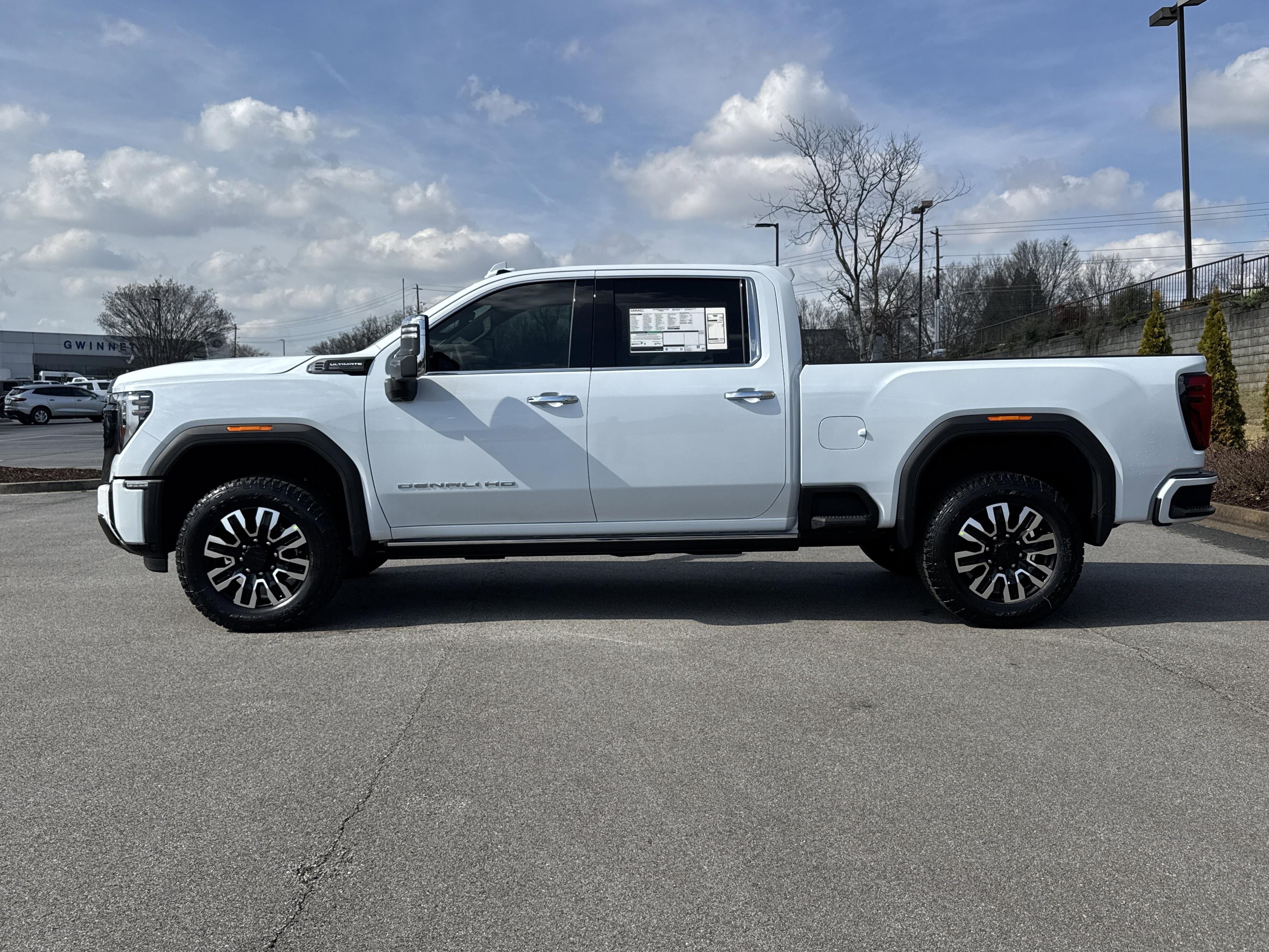 GMC Sierra 2500 Hd Denali Ultimate Four Wheel Drive Crew Cab - Thumbnail 6